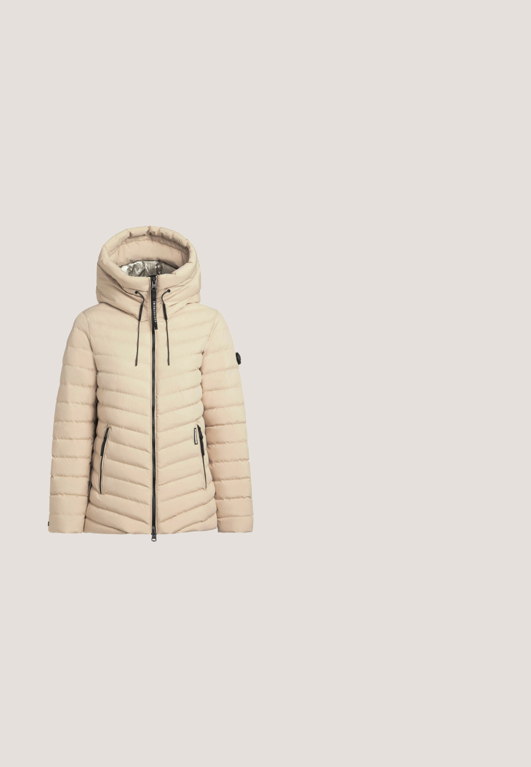 Beige dunjakke med hætte, med quiltet design, sorte lynlåse og sidelommer; foret med sølvfarvet materiale.; Cremefarvet langærmet hættebluse med snøre i kanten, enkel design og ribstrikkede manchetter, vist på en hvid baggrund.; Beige t-shirt med korte ærmer, ribbet kant og hvid tekst "SLOW DOWN" samt mindre sætninger "EMBRACE CHANGE" og "TAKE A BREAK FEEL JOY."; Beige joggerbukser lavet af blødt stof, med en elastisk talje med snor og trykknapsdetaljer ved ankelkanterne.; Beige atletisk sko med tekstureret overdækning, snørebånd og støttende hælkappe, hviler på en træoverflade, sat mod grønne planter.; Beige nylon crossover taske med en rund form, top lynlåslukning og en aftagelig rem. Har et lille logo på siden.
