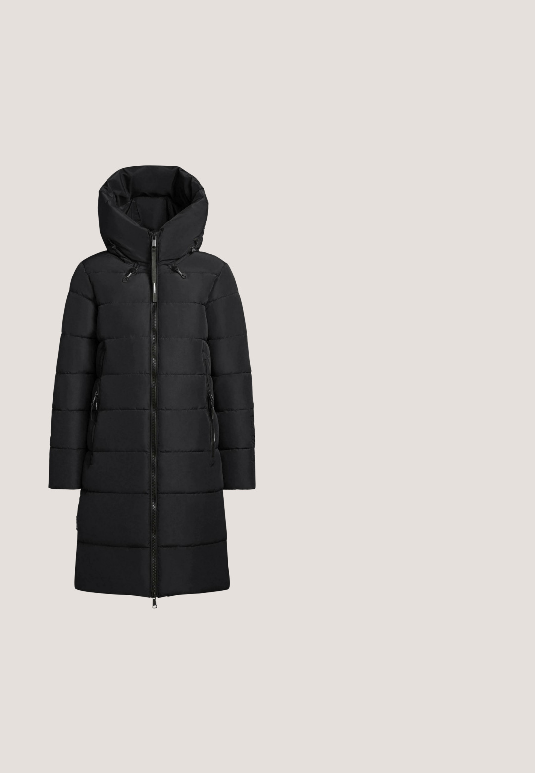 Abrigo acolchado negro con capucha alta y estructurada, textura acolchada, bolsillos laterales con cremallera y cremallera frontal completa. Silueta elegante y entallada.; Suéter negro de pullover con cuello alto, mangas largas y textura acanalada en los puños y el dobladillo. Tejido suave sin patrones ni acentos.; Jeans de mezclilla azul oscuro con corte recto, con costuras naranjas, bolsillos frontales y cierre de botón. Tejido duradero con una textura suave.; Zapato de tacón alto de cuero negro con puntera afilada, diseño de cortes ondulados a lo largo de la parte superior, tacón de aguja delgado y plantilla marrón.; Bolso tipo saco de cuero negro con correa ancha ajustable de tela, herrajes plateados y cierre de cordón con detalle de botón metálico.; Pulsera de cordón negro ajustable con dos anillos plateados entrelazados y un pequeño charm redondo de plata grabado con un trébol.