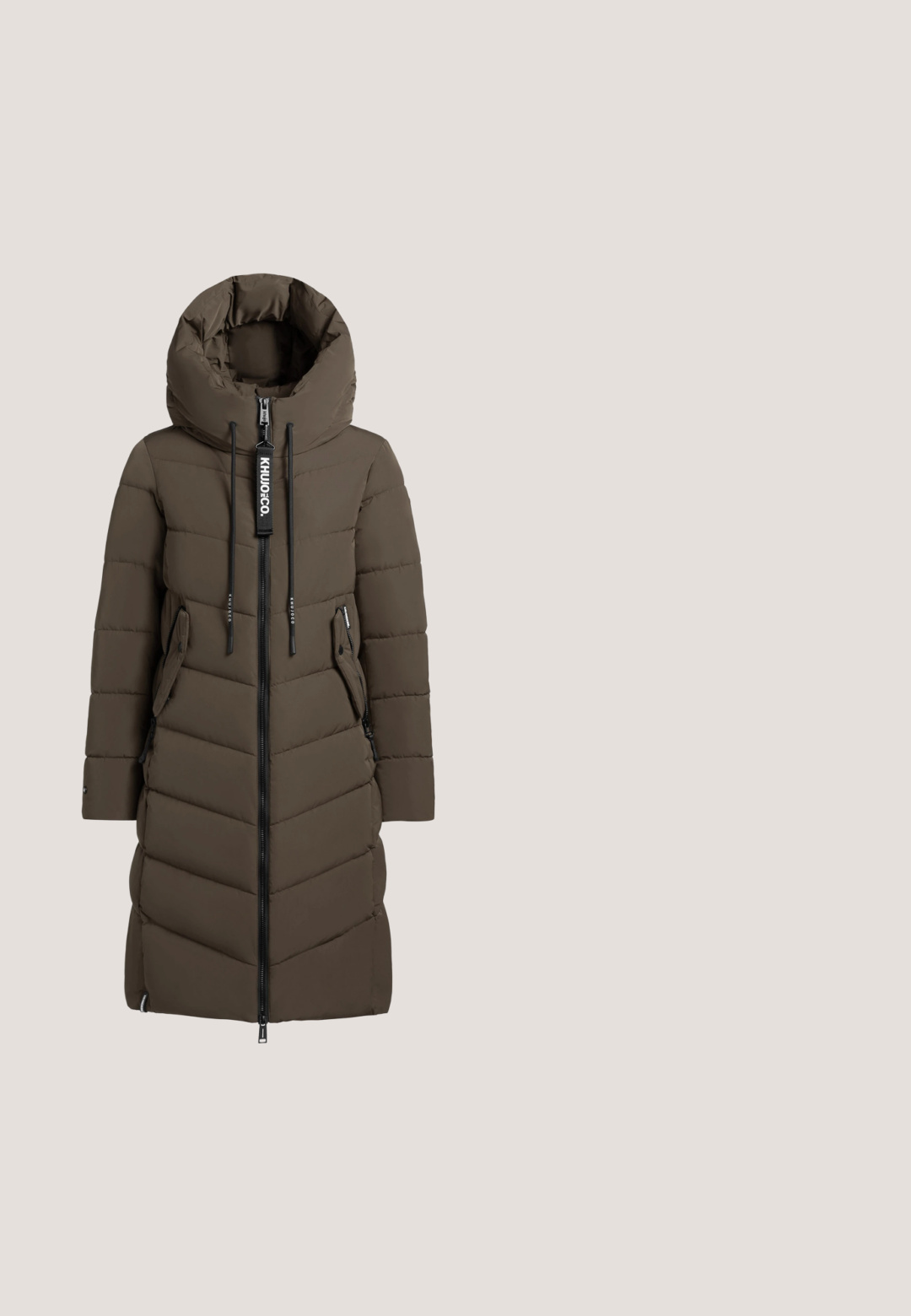 Lang olivengrøn pufferjakke med høj krave, lynlås fortil, snørehuv og sidelommer. Teksturdetaljer med chevron-søm.; Mørkegrå sweatshirt med rund hals, lange ærmer, asymmetrisk design og blød tekstur. Har en afslappet pasform og minimale syninger.; Viddejeans lavet af mørkeblå denim. Har høj talje, knaplukning og klassisk fem-lomme design med subtile falme.; Mørkegrå læder ankelstøvle med snørebånd foran, solid struktureret sål og syet detaljer langs den øverste kant. Rund tå design.; Olivengrøn læderhåndtaske med en enkelt skulderrem og en minimalistisk, rektangulær silhuet.; Sølvfarvede metaloorringe med glat, let buet overflade og låsemekanisme på en ensfarvet hvid baggrund.