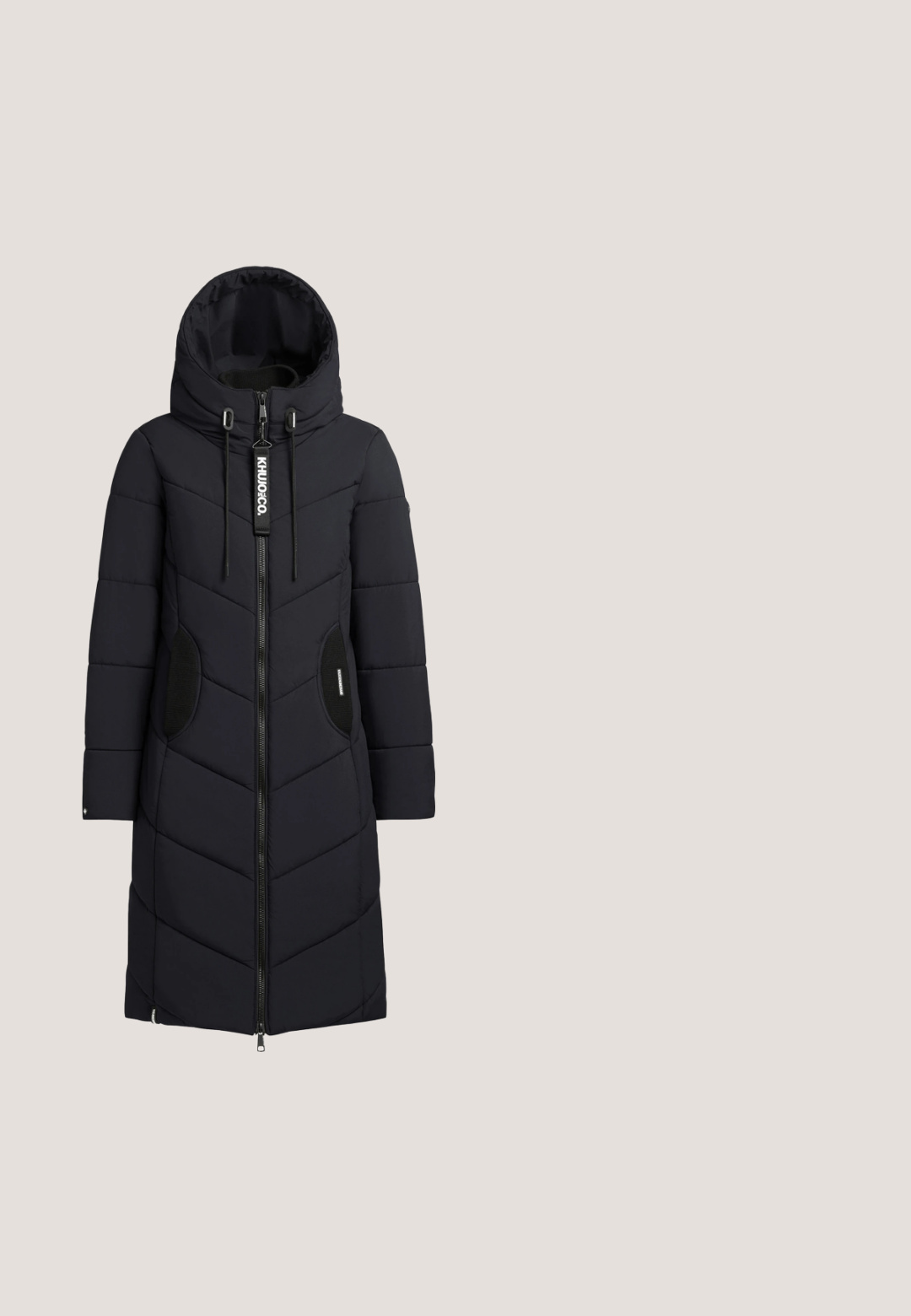 Manteau d'hiver long noir rembourré avec col haut, capuche, fermeture éclair sur toute la longueur, cordons de serrage et accents de poches en tissu noir.; T-shirt noir à manches courtes avec col rond, décoré de clous argentés formant le texte "Pepe Jeans LONDON" sur le devant.; Jean skinny noir avec fermeture bouton et zip à l'avant, passants de ceinture et style cinq poches sur fond uni.; Baskets noires avec des rayures blanches, assorties à un jean en denim bleu avec un revers replié et une doublure intérieure contrastante. Semelle souple, design minimaliste.; Sac à bandoulière en simili cuir noir de forme rectangulaire, avec des accessoires en métal argenté et un logo en forme de diamant à l'avant. Sangle ajustable incluse.; Boucles d'oreilles pendantes en argent avec des cristaux clairs rectangulaires et ronds alignés verticalement, sécurisées par des fermoirs à levier.