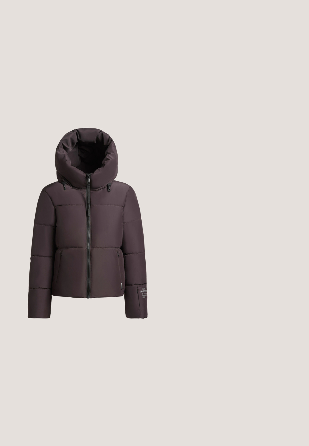 Dunkelpurple Pufferjacke mit großer Kapuze, Reißverschlussfront und zwei Seitentaschen. Merkmale sind das horizontale Steppmuster und ein Logo-Patch.; Schwarzer Sweatshirt mit langen Ärmeln und geripptem hohem Kragen sowie diagonalem silbernem Reißverschluss auf der linken Schulter. Gerippter Saum an der Taille.; Schwarzes kurzärmliges T-Shirt aus weicher Baumwolle mit rundem Ausschnitt und figurbetontem Design sowie aufgekrempelten Ärmeln.; Schwarze, elastische Leggings mit enger Passform, die einen hohen Bund und eine glatte Textur aufweisen. Keine sichtbaren Muster oder Beschlagdetails.; Schwarze Wildleder-Mid-Top-Sneaker mit strukturiertem Äußeren, flacher Gummisohle und weicher Lammfell-Innenausstattung am Kragen. Goldene Logodetails.; Schwarze rechteckige Tragetasche mit zwei Griffen, Frontklappentasche, markiertem Metallelement und abnehmbarem Schulterriemen, der daneben zusammengerollt liegt.