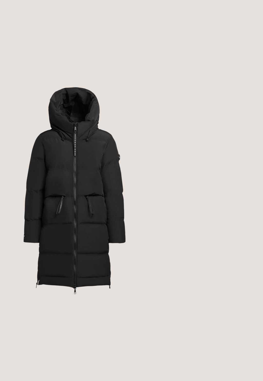 Zwarte lange pufferjas met capuchon, voorkant met rits, twee ritszakken aan de zijkant en elastieken bij het borstgebied.; Zwarte pullover sweatshirt met een ronde hals, geribde manchetten en zoom. Bevat een wit geborduurd "KARL LAGERFELD JEANS" logo op de borst.; Zwart katoenen T-shirt met een grafische print van een gezicht met een zonnebril, een camera en handgeschreven tekst. Ronde hals, korte mouwen.; Zwarte wijde broek van zachte stof, met een trekkoord in de taille en twee witte zijsstripes. Inclusief een logo-detail op de voorkant.; Zwarte hoge sneakers van suede en gaas, met klittenbandsluitingen, een gladde afwerking en een gestructureerde rubberen zool voor grip.; Zwarte nepbonten handtas met twee leren handvatten en een merkgebonden stoffen schouderriem met de tekst "KARL LAGERFELD JEANS."