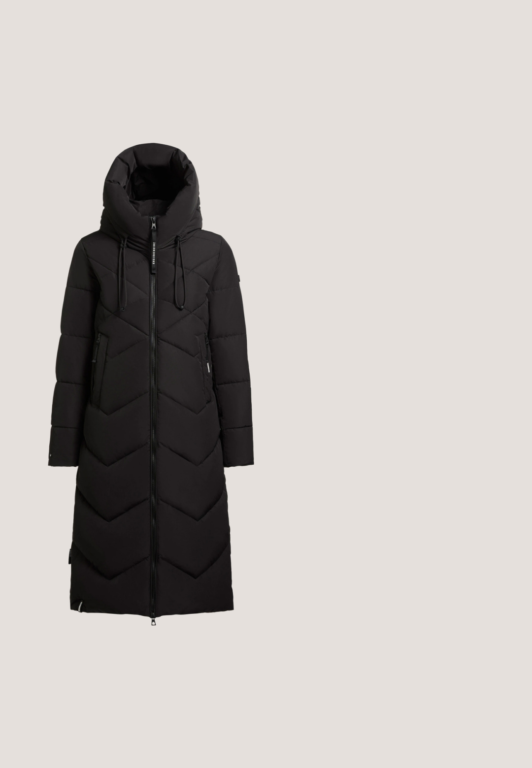 Manteau noir rembourré avec un design en chevrons, col haut, fermeture éclair et poches latérales. Équipé de cordons réglables sur la capuche.; Pull noir à col en v avec des manches longues, présentant une texture côtelée et une coupe décontractée. Le matériau semble doux et légèrement ample.; T-shirt noir à manches longues et col roulé, fabriqué dans un tissu léger et légèrement transparent. Présente un design ajusté avec une texture lisse.; Pantalon large noir en matière lisse, avec une ceinture élastique et des coutures discrètes le long des côtés.; Baskets montantes noires en daim et cuir, avec des œillets dorés, un laçage et une semelle en caoutchouc texturée.; Petit sac bandoulière noir texturé avec "JOOP! JEANS" embossé sur le devant et une bandoulière réglable avec des pièces métalliques.