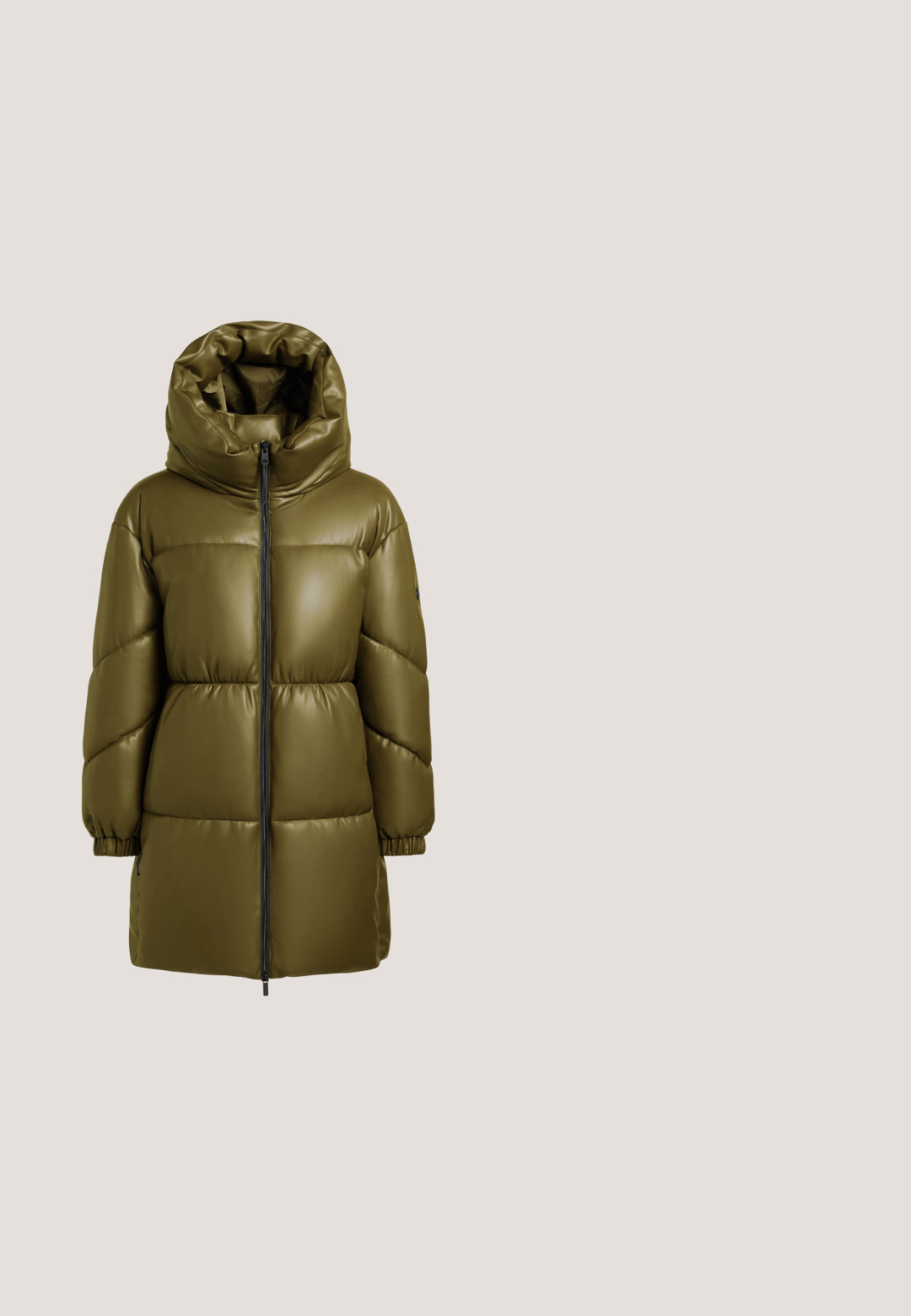 Cazadora acolchada en verde oliva con cuello alto, cierre de cremallera y puños elásticos. Fabricada con material brillante y waterproof con un diseño acolchado.; Suéter con un patrón geométrico en verde oscuro, verde claro, blanco y negro. Presenta un cuello redondo y puños acanalados. Material de punto suave.; Pantalones jogger de ajuste holgado con cintura elástica y cordón, con un patrón de camuflaje de hojas en gris y tonos oscuros con toques de amarillo.; Botín de tobillo verde oliva con cordones y acabado brillante, puntera de goma, tacón grueso negro y suela texturizada.; Bolsa tote verde oliva con asas largas, ribete acolchado y un pequeño logo de calavera y huesos cruzados en el centro inferior.; Ganchos de color dorado con detalles en verde oliva. Diseño suave y redondeado con ventosas transparentes. Se exhiben dos tamaños.