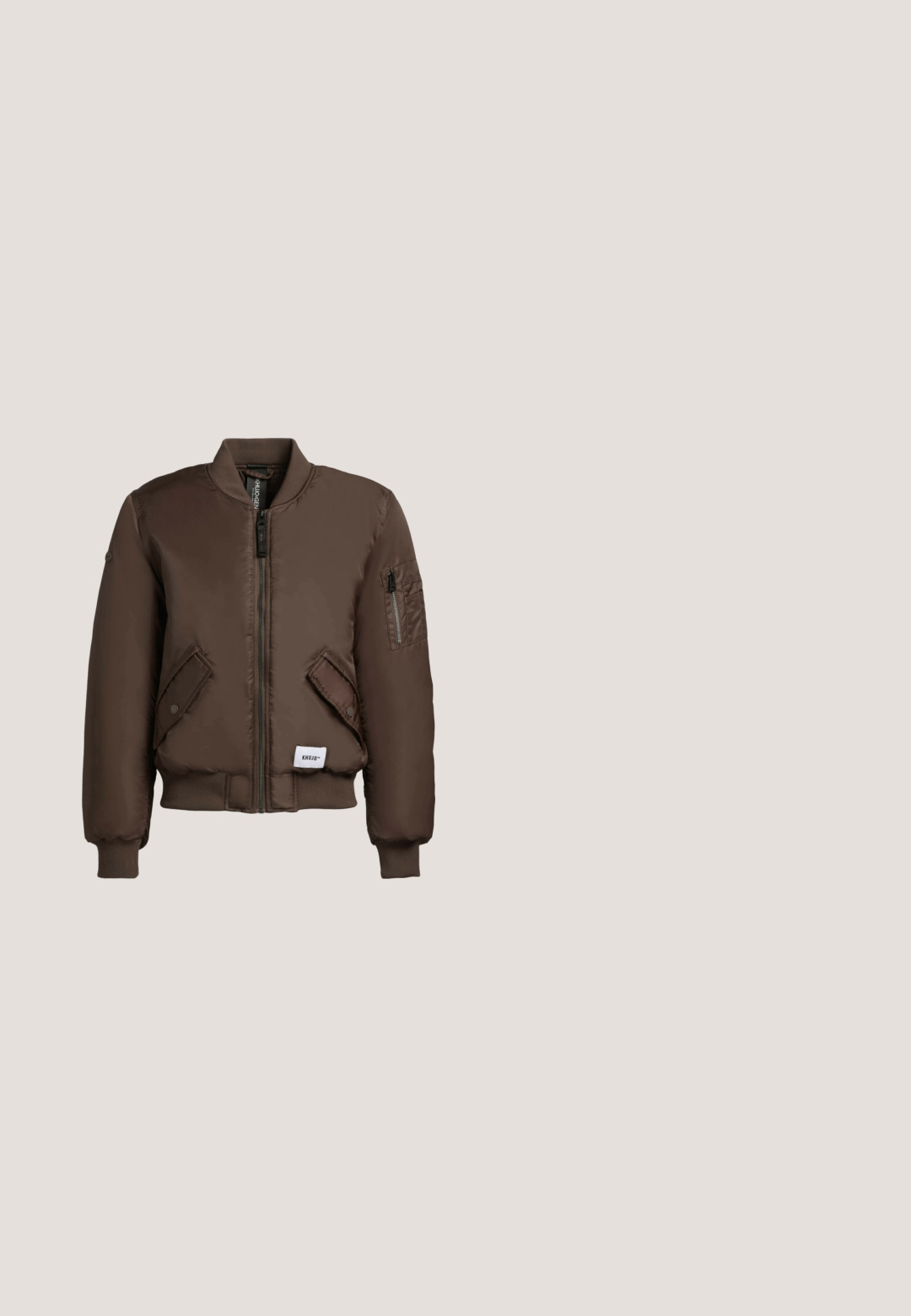 Veste bomber marron avec poignets et col côtelés, fermeture éclair à l'avant, deux poches à boutons-pression et une poche zippée sur la manche gauche.; Cardigan marron côtelé avec un col rond, des boutons sur le devant et des manches longues. Il présente un motif tricoté texturé et une coupe courte.; Haut à manches longues en ribbed de couleur marron foncé, avec un décolleté en scoop et une patte de boutonnage à trois boutons à l'avant. Tissu doux et extensible.; Jean évasé en denim bleu moyen. Dispose d'une fermeture éclair avec un bouton en métal, de deux poches avant et de détails décolorés près des genoux.; Baskets marron avec des accents blancs, fabriquées à partir de matériaux lisses et texturés, dotées d'une semelle en caoutchouc et d'une fermeture à lacets, au design sportif.; Sac à main en cuir texturé marron foncé avec deux poignées supérieures et une bandoulière chaîne argentée amovible sur fond blanc.