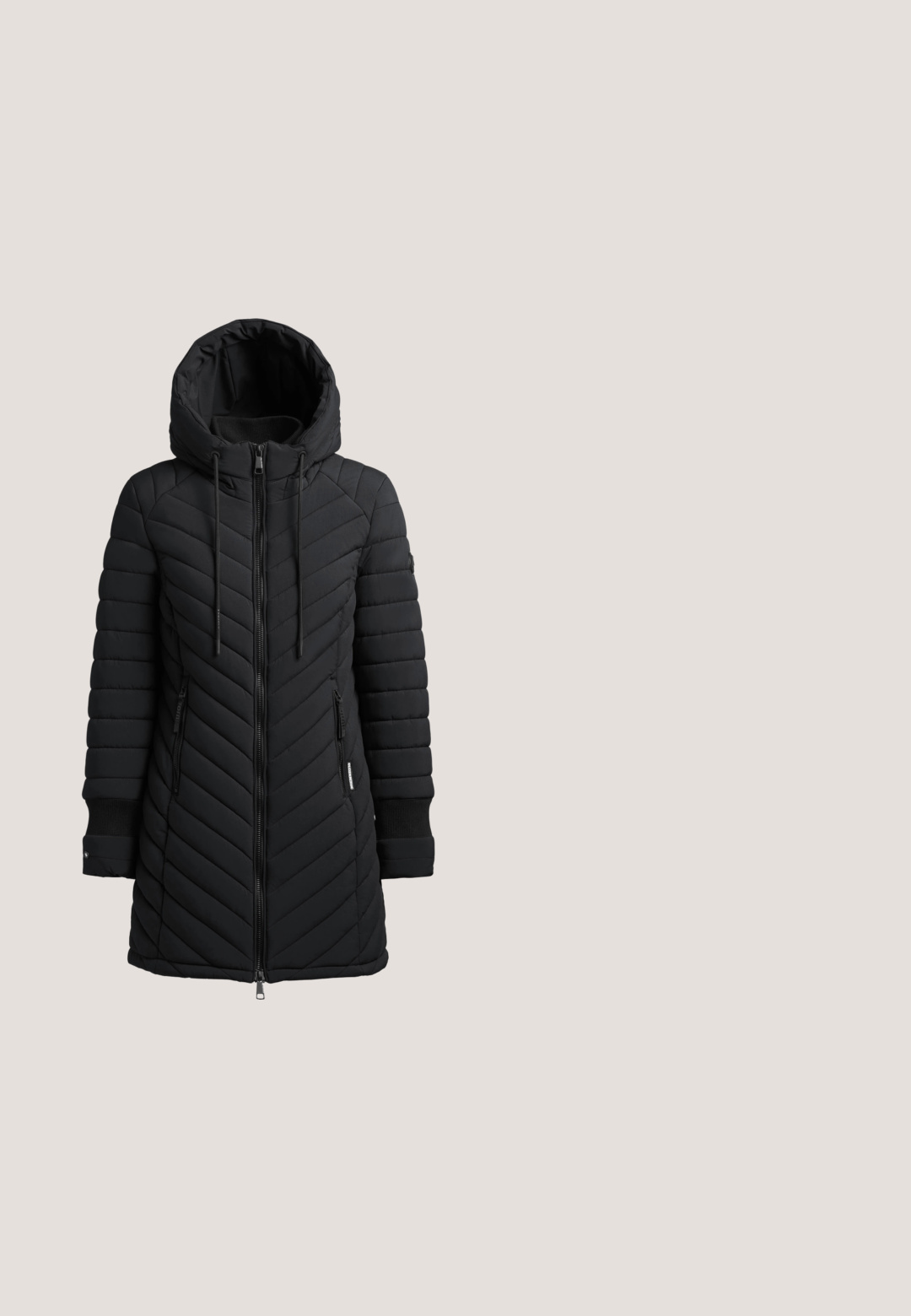 Chaqueta larga negra acolchada con capucha, cremallera frontal, bolsillos laterales con cremallera, puños acanalados y cordones ajustables en la capucha.; Sudadera negra con un cuello alto, mangas largas y puños acanalados. Hecha de un tejido texturizado y elástico, cuenta con un dobladillo ajustado.; Camisa blanca de manga larga con escote de barco y mangas ajustadas, mostrada sobre un fondo blanco liso.; Leggings negros y elásticos con un ajuste ceñido, que cuentan con una cintura alta y una textura suave. Sin patrones visibles ni detalles de hardware.; Zapatilla de rejilla negra con una parte superior texturizada, diseño de cordones, acentos negros brillantes en el talón y una suela gruesa y acolchada para mayor comodidad.; Bolso tote de nylon negro con cierre de cordón, dos asas para el hombro y un logo sutil en relieve en el frente. Textura suave con un diseño minimalista.