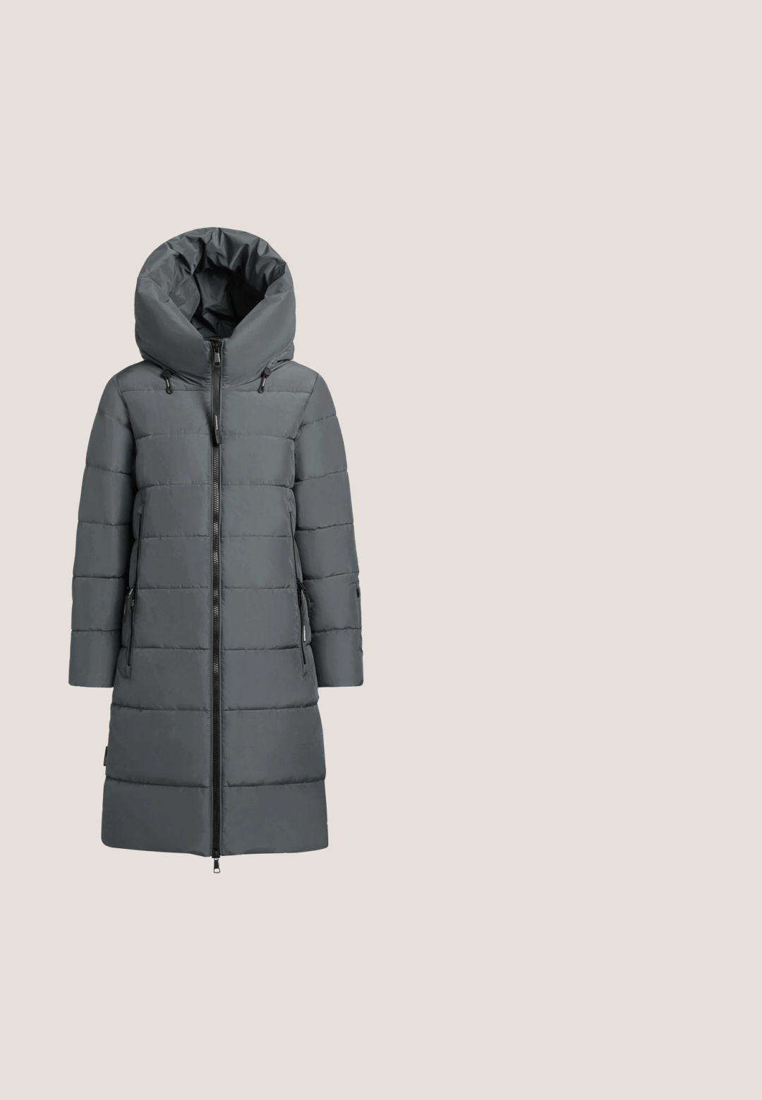 Grå vinterjakke med stor, foldbar hætte, lynlås foran, to sidelommer og vandret quiltet mønster over det hele.; Mørkegrå langærmet crewneck sweater lavet af blødt stof med ribbede manchetter og nederkant.; Grå langærmet skjorte lavet af en tekstureret bomuldsblanding, med en rund halsudskæring og en tætsiddende pasform. Ingen synlige mønstre eller udsmykninger.; Grå brede bukser med elastisk talje, snøre og to forlommer. Blød tekstur med et subtilt mønstret stof.; Grå atletisk sko med en kombination af ruskind og mesh, polstret krave, snørebåndslukning og en hvid gummisål med godt greb.; Grå læder skuldertaske med en glat overflade, rektangulær form, justerbar rem og diskrete syninger på fronten.