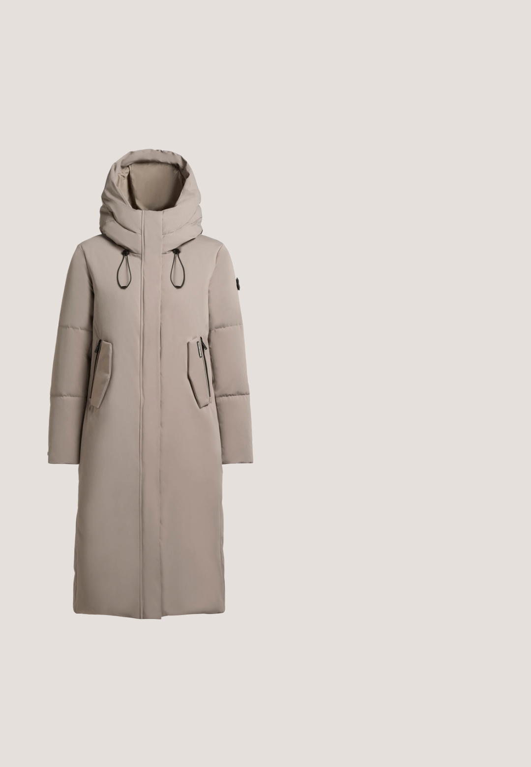 Manteau puffer long beige avec un grand col, une grande capuche, deux poches avant et des zips noirs. Texture lisse et design à coupe droite.; Gilet en tricot gris avec un col en V, cinq boutons à l'avant, des poignets côtelés et un patch logo sur le côté inférieur.; T-shirt gris clair à manches courtes et côtes fines, col rond, avec petit logo noir "Pepe Jeans" sur la poitrine gauche.; Pantalons de survêtement gris foncé avec taille à cordon et poignets élastiques, fabriqués en tissu doux et confortable pour un usage décontracté.; Baskets athlétiques marron et noires avec semelle claire, lacets à l'avant et logo à motif sur le côté, vues de l'extérieur.; Sac cabas taupe avec deux bretelles et une petite poche avant étiquetée Lancaster Paris, présenté sur fond blanc.