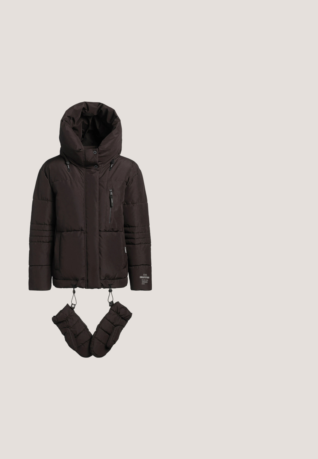 Schwarze Steppjacke mit hohem Kragen und abnehmbaren, passenden Fäustlingen. Mit Reißverschlusstasche und Tunnelzug am Saum. Texturiertes, warmes Design.; Grau V-Ausschnitt Pullover aus weichem Material, mit langen Ärmeln, strukturiertem Finish sowie gerippten Bündchen und Saum.; Schwarze Skinny-Jeans aus Stretchstoff, mit einem klassischen Fünf-Taschen-Design, Knopfverschluss und Gürtelschlaufen. Durchgehend glatte Textur.; Schwarze Knöchelstiefel aus Wildleder mit elastischen Seitenpaneelen, profilierter Gummisohle und einem Zuglasche am Rücken für einfaches An- und Ausziehen.; Schwarze Ledertasche mit zwei oberen Griffen und einem abnehmbaren Riemen, der daneben aufgewickelt liegt, vor weißem Hintergrund gezeigt.; Zarter silberner Kettenarmband mit zwei ineinandergreifenden Ringen und verstellbarem Verschluss mit Kettenverlängerung und kleinem Scheibenanhänger.