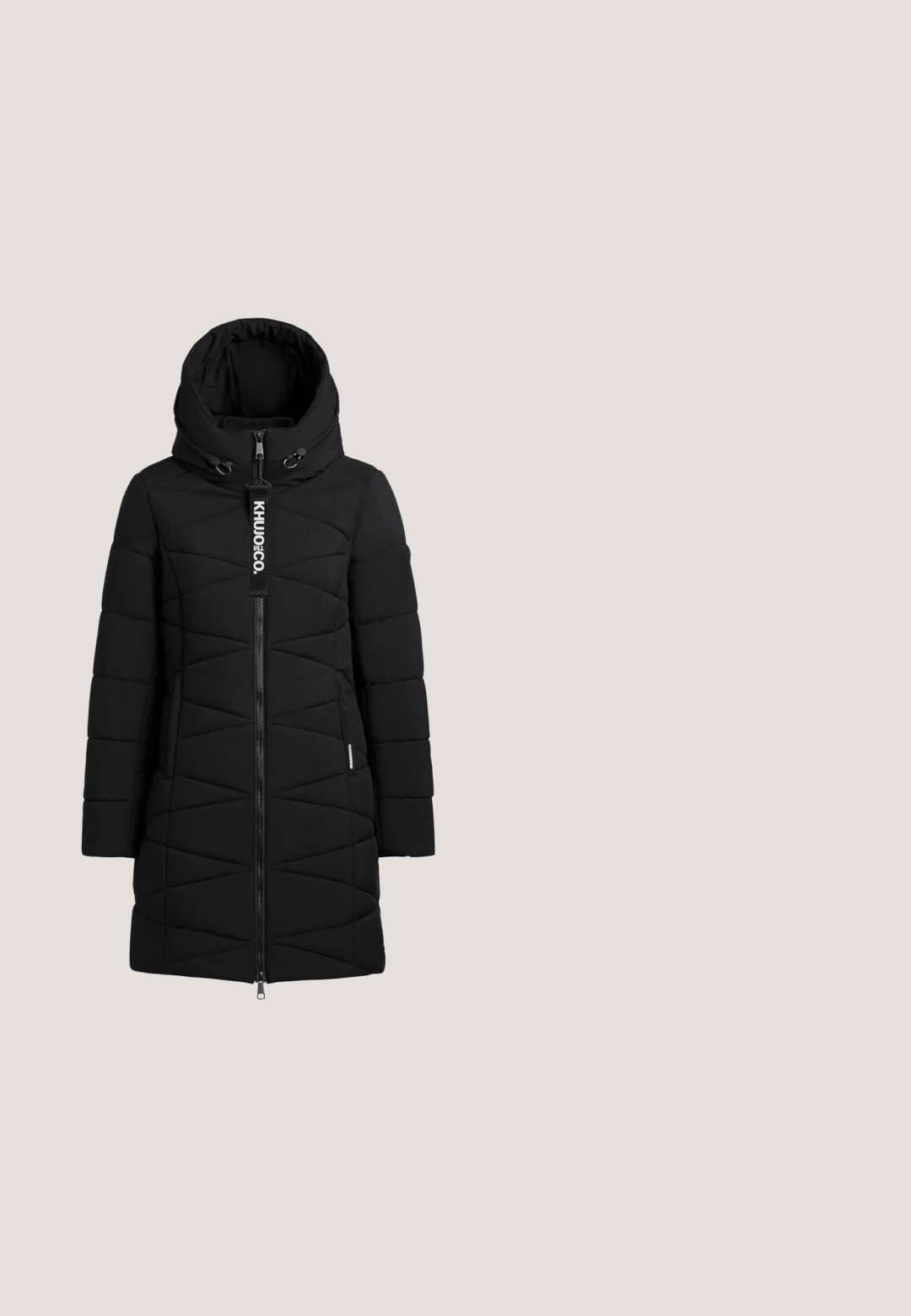 Zwarte gewatteerde jas met capuchon, voorzien van een ritssluiting aan de voorkant, geborduurd patroon en logodetails op de kraag. Inclusief zijzakken.; Zwarte sweatshirt met lange mouwen, een geribde hoge kraag en een diagonaal zilveren ritsje op de linkerschouder. Geribde zoom bij de taille.; Zwarte lange mouw turtleneck shirt van een lichtgewicht, iets doorschijnende stof. Heeft een aansluitend ontwerp met een zachte textuur.; Zwarte broek met wijde pijpen gemaakt van een glad materiaal, voorzien van een elastische tailleband en subtiele stikseldetails langs de zijkanten.; Zwarte waterdichte laars met een gepolsterde bovenkant, suede accenten, een gestructureerde rubberen zool en een ritssluiting aan de zijkant. Zachte voering zichtbaar aan de bovenkant.; Zwart stoffen schoudertas met een gebogen vorm, voorzien van een enkele verstelbare band en een logodetail. Soepele textuur, minimalistisch ontwerp.