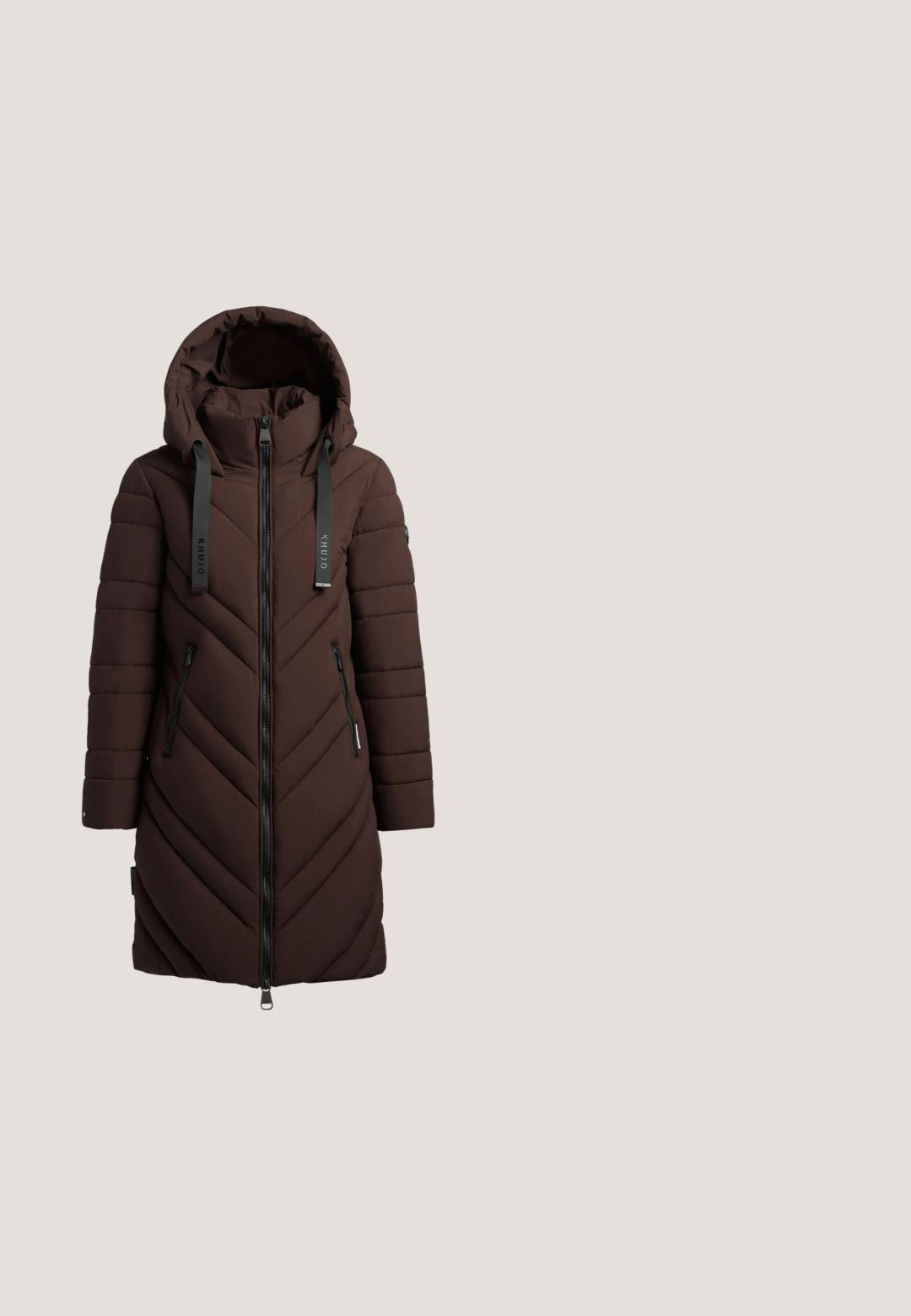 Manteau d'hiver long en brun matelassé avec capuche, fermeture éclair à l'avant, poches latérales zippées et cordons noirs avec des détails de la marque.; T-shirt ajusté à manches courtes crème avec un grand triangle imprimé zèbre et le logo "GUESS USA" en or rose sur le devant.; Jean évasé en denim bleu moyen. Dispose d'une fermeture éclair avec un bouton en métal, de deux poches avant et de détails décolorés près des genoux.; Bottines marron avec une tige en fourrure texturée et en daim, présentant un bout arrondi, des lacets à nouer et une semelle plateforme épaisse.; Sac à bandoulière en daim marron avec une sangle unique, doté d'une sangle avant avec une serrure dorée et des charms en forme de clés décoratives.; Petites boucles d'oreilles créoles en or composées de segments rectangulaires, chacun orné d'une pierre précieuse claire sur le devant, avec des fermoirs à tige.