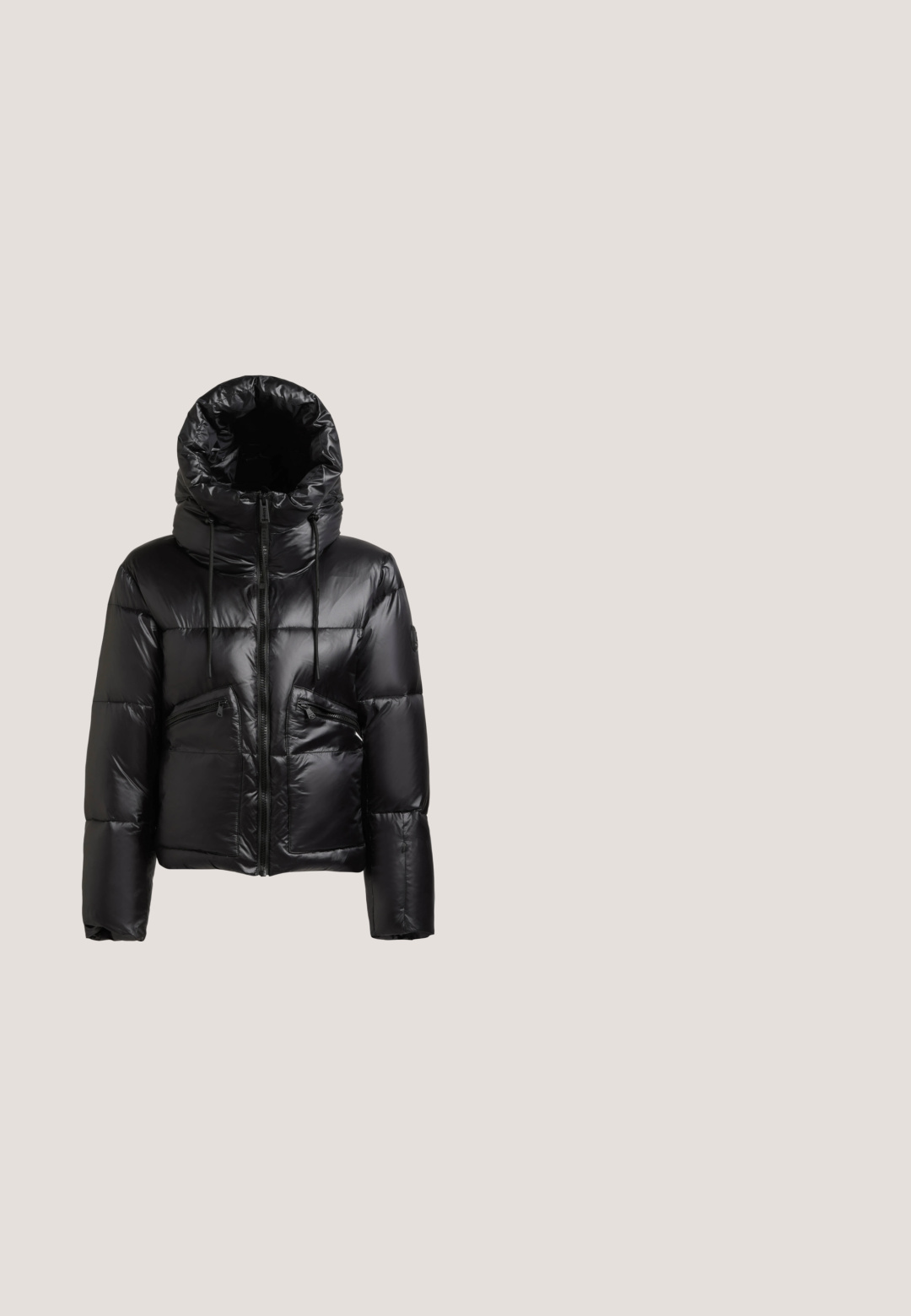Doudoune noire avec une finition brillante, col montant, fermeture éclair à l'avant et deux poches zippées. Comprend des cordons élastiques à la capuche.; Sweatshirt bleu raccourci en tissu doux, avec un logo carré noir et un texte blanc, des poignets et un col côtelés.; T-shirt noir à manches courtes avec logo "Karl" script en sequins centré sur le devant et petite étiquette de marque à l'intérieur du col.; Un pantalon noir avec un tissu lisse, une coupe droite et une taille élastique. Comprend des détails de coutures verticales.; Baskets en cuir noir avec semelle plateforme blanche, clous blancs formant le texte "Karl" sur le côté, et lacets noirs avec œillets métalliques.; Sac à bandoulière rectangulaire en cuir noir avec fermeture éclair argentée et logo "K" argenté sur le devant, présenté sur un fond clair uni.