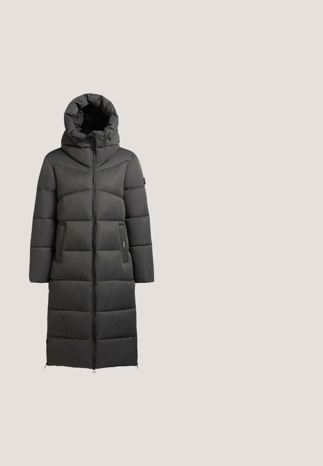 Langer schwarzer Puffermantel mit Kapuze, mit einem gesteppten Design und seitlichen Taschen. Elegante, matte Oberfläche mit Reißverschluss.; Schwarzes Sweatshirt mit Rundhalsausschnitt und langen Ärmeln, Rippbündchen an Ärmelenden und Saum, mit subtiler Markenapplikation am unteren Saum.; Schwarzes Baumwoll-T-Shirt mit Rundhalsausschnitt und kurzen Ärmeln, das eine glatte Textur und ein seitliches Etikettetail am Saum aufweist.; Schwarze Leggings aus dehnbarem Stoff. Hohe Taillenhöhe, glatte Textur, körpernahe Silhouette, keine sichtbaren Muster oder Verzierungen.; Schwarze Wildleder-Ankle-Boots mit elastischen Seitenpaneelen und einer runden Zehenform. Sie verfügen über eine weiße Gummisohle mit strukturiertem Profil für besseren Grip.; Schwarze gesteppte Tote-Tasche mit kurzen und langen Griffen, vorne in der Mitte mit einem kleinen runden Logo-Emblem.