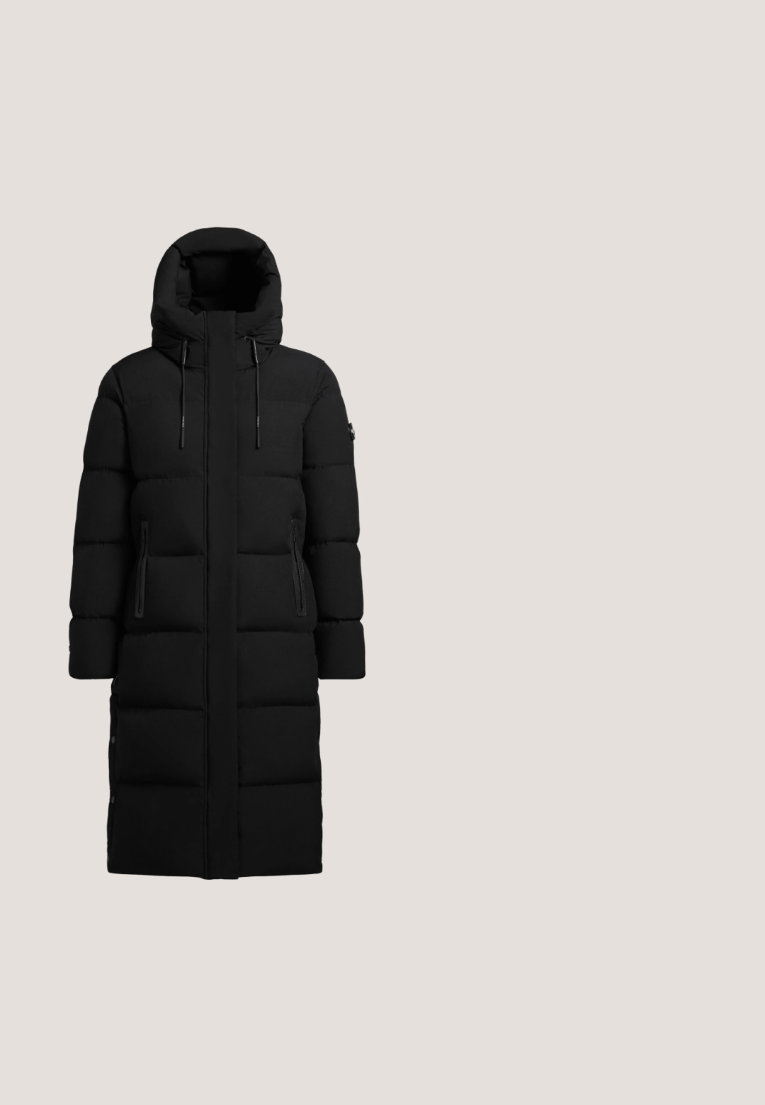 Schwarze Steppjacke mit hohem Kragen und Kapuze, mit einem gesteppten Design, vorderem Reißverschluss und zwei seitlichen Reißverschlusstaschen.; Grauer Rollkragenpullover aus weichem, glatten Strickstoff. Mit langen Ärmeln und einer taillierten Passform, versehen mit einem gerippten Kragen und Bündchen.; Schwarze Skinny-Jeans aus Stretchstoff, mit einem klassischen Fünf-Taschen-Design, Knopfverschluss und Gürtelschlaufen. Durchgehend glatte Textur.; Tamaris Schnürstiefelette - black gold; Schwarze gesteppten Puffer-Tasche mit doppelten Griffen, abnehmbarem Schultergurt und rundem Logo-Anhänger. Hergestellt aus weichem, glänzendem Material mit einer strukturierten Form.; Zarte Halskette aus Roségold mit kleinem herzförmigem Anhänger und verstellbarem Verschluss auf weißem Hintergrund.