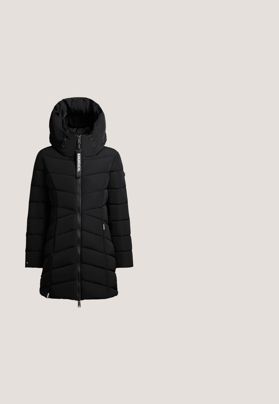 Schwarze gepolsterte Jacke mit hohem Kragen und Frontreißverschluss. Verfügt über Zickzacknähten, seitliche Taschen und ein Logoeschild am Kragen.; Grauer gerippter Rollkragenpullover mit langen Ärmeln und tailliertem Schnitt, der über ein strukturiertes Stoffmuster verfügt. Keine sichtbaren Beschläge.; Schwarze Skinny-Jeans aus Stretchstoff, mit einem klassischen Fünf-Taschen-Design, Knopfverschluss und Gürtelschlaufen. Durchgehend glatte Textur.; Schwarzer Low-Top-Sneaker mit weißer Sohle, flauschigem Kragenfutter, Schnürung vorne und metallischem Logodetail an Seite und Ferse.; Schwarze Tragetasche aus geprägtem synthetischem Material, mit sich wiederholenden Blumen- und "J"-Mustern, zwei stabilen Tragegriffen und einem Reißverschluss.; Silberne Creolen mit runden Anhängern, die miteinander verbundene Buchstaben und einen Rand aus kleinen klaren Edelsteinen zeigen.