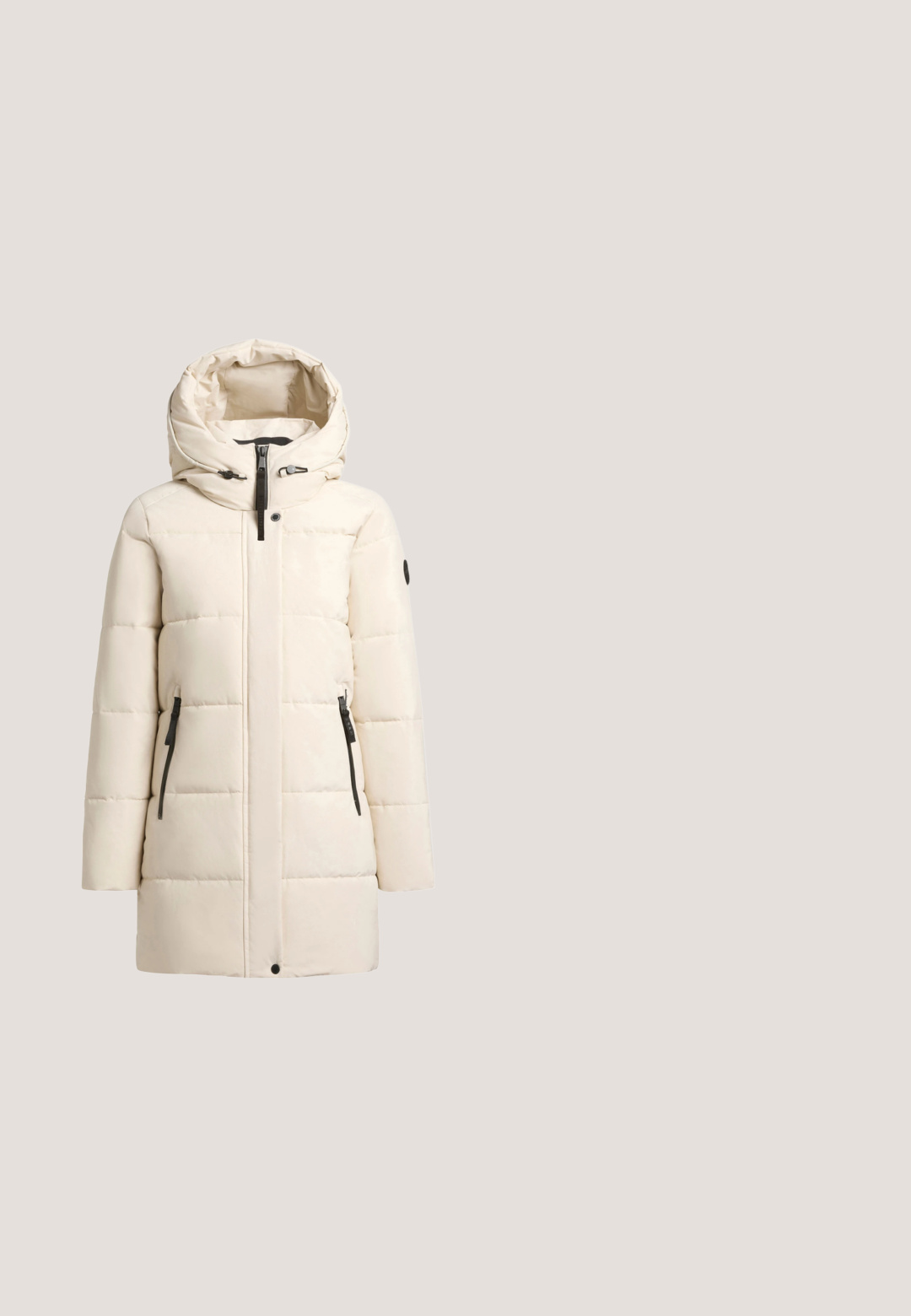Krémový zimný kabát s podšívkou a kapucňou, predný zips, zapínanie na cvoky a dve bočné vrecká na zips.; Pepe Jeans CHARIL - Svetrík - oyster white; Biele zvonové džínsy vyrobené z denimu. Majú vysoký pás, päť vreciek a kovové zapínanie. Hladký povrch bez viditeľných vzorov.; Béžová turistická obuv s vrchnou časťou z semišu a látky, polstrovaným golierom, šnurovaním vpredu a robustnou podrážkou. Obsahuje dekoratívne kanvasové popruhy po stranách.; Béžová obdĺžniková kabelka s dvoma dlhými rúčkami a malým zlatým logom v strede prednej časti na jednoduchom pozadí.; Pár lesklých náušníc v tvare zlatých kruhov s prepleteným stočeným dizajnom na jednoduchom bielom pozadí.