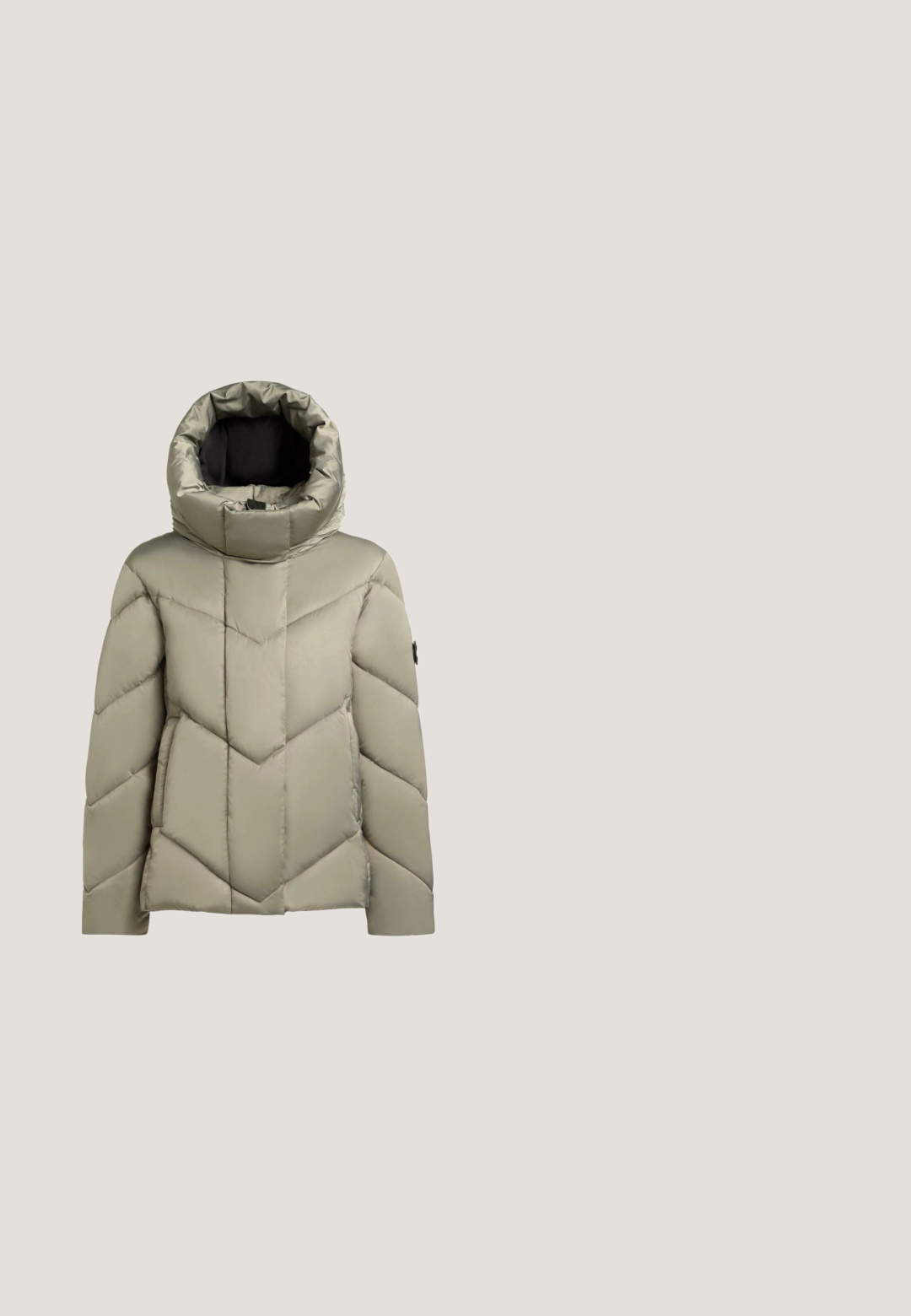 Gepolsterte Oberbekleidung in hellbeige mit hohem, oversized Kragen und Zickzack-Steppung. Verfügt über Seitentaschen und ein glattes, synthetisches Material.; Weißes, strukturiertes Kurzarm-T-Shirt mit Rundhalsausschnitt, das eine lockere Passform bietet und keine sichtbaren Verschlüsse oder Muster aufweist.; Hochtaillierte gerade Damenhose aus hellgrauem Tweedstoff mit subtilen Texturmuster und Nahtdetails an der Vorderseite.; Weiße und silberne Plateau-Sneaker mit seitlichem Reißverschluss, vorne zum Schnüren, strukturierten Einsätzen und dicker Sohle auf weißem Hintergrund.; Beige Hobo-Tasche mit einer weichen, glatten Textur, ausgestattet mit einem einzigen Schultergurt und einem offenen Oberteil, leicht puffigem Design und ohne sichtbare Beschläge.; Silberne Halskette mit einer kleinen, runden klaren Kristallen, die vorne dezent in einer Kurve angeordnet sind. Verschluss mit Karabinerverschluss.