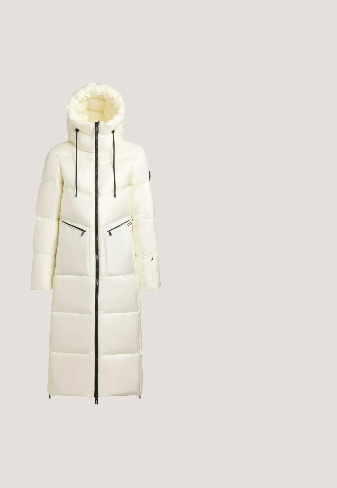 Lang hvid pufferjakke med hætte, der har lynlås lukning og to lynlåslommer foran. Mønstret quiltet design og sorte detaljer.; Sort langærmet rullekrave sweater med ribstrikkede manchetter og kant, vist på en hvid baggrund.; Sorte tætsiddende bukser med en glat talje og lige ben, vist mod en hvid baggrund.; s.Oliver Plateaustøvletter - black; Sort læderhåndtaske med tekstureret overflade, gyldent beslag, en øverste hank og en aftagelig skulderrem med stribemønster.; Guldtonede hoops med en snoet design. Har en glat, skinnende overflade og en sikker lås. Mål cirka en tomme i diameter.