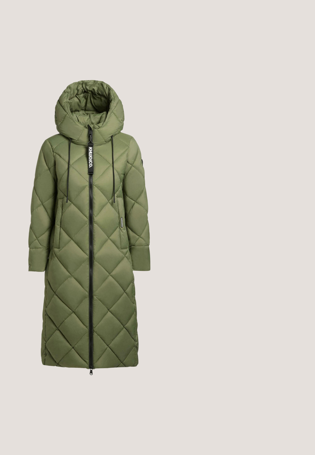 Quilted grøn pufferjakke med høj krave, hætte, frontlynlås og snore. Har skrå syninger og sidelommer.; Olivengrøn langærmet rundhalset sweater med en fin strikket tekstur og ribstrikkede manchetter og kant.; Olivengrøn cargo-bukser lavet af blødt stof, med to frontlommer, plisseret design og manchetter med justerbare fastgøringer.; Olivengrøn semelskinds slip-on sko med hvid platform sål. Har stitched detaljer og en trækflap på hælen for nem påtagning.; Olivengrønt nylon crossbody taske med en lynlåset hovedcompartiment, frontlynlås lomme og justerbar rem; har sølvfarvet logo hardware.; Guld øreringe med hængende grønne malakit hjerteformede vedhæng, sat mod en hvid baggrund.