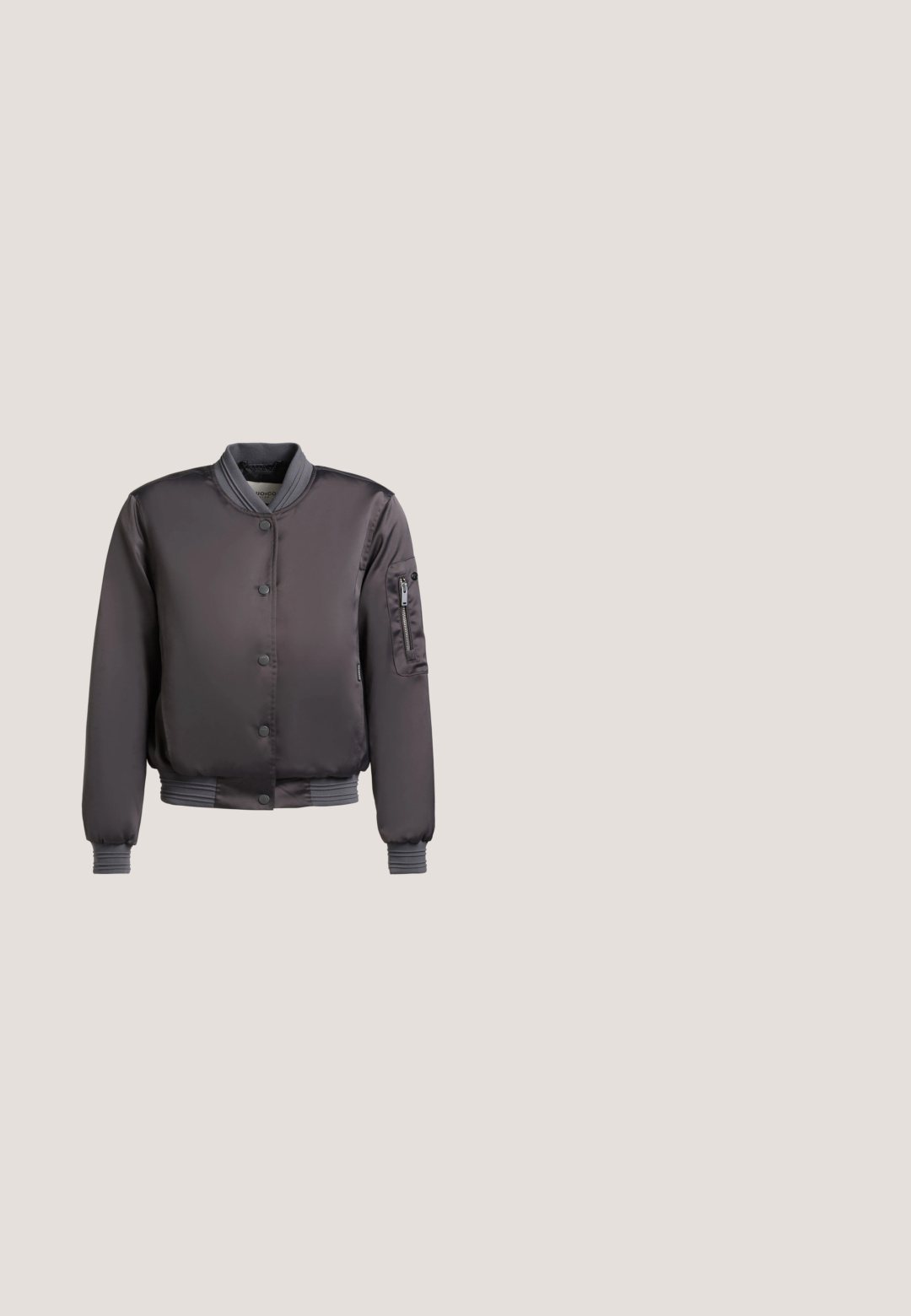 Chaqueta bomber gris oscuro con cuello, puños y dobladillo acanalados, cierre de botones a presión y bolsillo con cremallera en la manga izquierda.; Camiseta blanca con texto negro "NO DEJES DE CREER" curvado alrededor de un diseño de escarabajo negro y la palabra "JOURNEY" debajo.; Pantalones cortos vaqueros negros con lavado ácido, dobladillos remangados, cierre frontal con botones, trabillas para cinturón y estilo de cinco bolsillos.; Zapatilla alta negra con cordones blancos y suela de goma. Presenta una textura de cuero suave y detalles de costura blanca.; Bolso de mano de cuero negro texturizado con forma triangular, cremalleras plateadas en los laterales, una correa fina para el hombro y logo "Karl Lagerfeld Jeans" en el frente.; Furla FURLA SPARKLING - Pendientes - silver tone