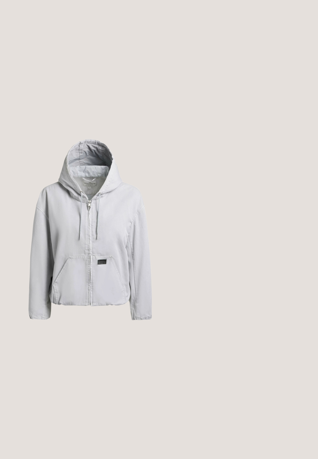 Lysegrå hættejakke med lynlås, snor i hætten, front-kængurulomme og lille sort rektangulært mærkepatch.; Sort, langærmet crop top lavet af blødt, strækbart stof med et enkelt, tætsiddende design og en bred halsudskæring. Ingen mønstre eller udsmykninger.; Sorte, strækbare bukser med en falmet finish, der har teksturerede ribbede detaljer på knæene og en elastisk talje.; Zign Studio LEATHER - Plateaustøvletter - black; Sort læder skuldertaske med flere dekorative sløjfer med sølv metaløjne og en aftagelig rem med metal spænde.; Sølvkædearmbånd med skiftevis store led og fine kæder, med en hjerteformet lås pyntet med små krystaller.