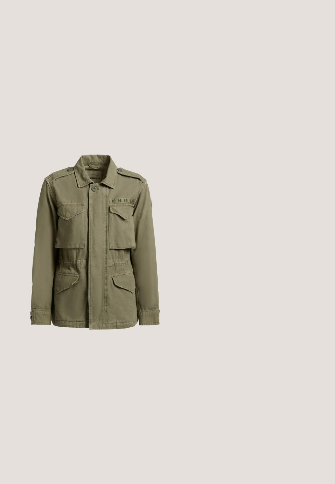 Olivengrøn militærjakke med fire klaplommer, knaplukninger, skulderepauletter og "K.H.U.J.I." broderet over højre lomme.; Olivengrøn halterneck cropped top med tynde stropper bundet i sløjfe bagpå, ærmeløs og tætsiddende stil.; Khaki cargo shorts lavet af letvægtsbomuld med to sidelommer, en front knaplukning og lige snit.; Grøn gummistøvle med en glat overflade, midthøjde til læggene, sidelime med spænde detalje og struktureret sål for godt greb.; Skildpadde-mønstrede solbriller med firkantede rammer, brune linser og rhinestones langs den øverste kant. Har et strømlinet design og solide stænger.; Brun ruskindshåndtaske med to håndtag, front- og sidelommer med lynlås og lange lædertræk på en hvid baggrund.