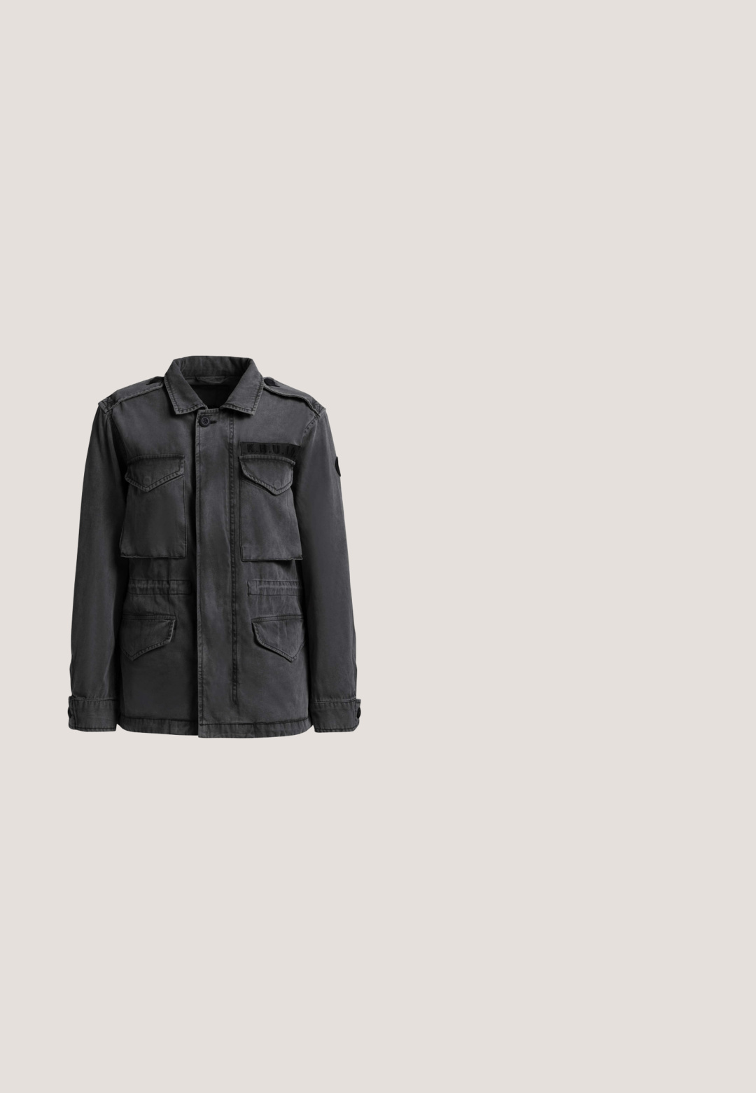 Donkergrijze jas in militaire stijl met vier klepzakken aan de voorkant, knoopkraag, schouderepauletten en een geborduurd "K.H.U.J."-embleem op de borst.; Donkergrijs mouwloos tanktop met subtiele bloemmotieven en vervaagd schriftontwerp aan de voorkant.; Zwarte denim shorts met een hoge taille, vijf-pocket ontwerp en metalen knoopsluiting. De stof heeft een gladde textuur met subtiele vervaging.; Zwarte leren legerlaars met een dikke geribde zool, een rits aan de zijkant, vetersluiting aan de voorkant en een klittenbandsluiting rond de enkel.; Zonnebril met een strak, hoekig ontwerp. Grijze transparante monturen met donkere lenzen. Voorzien van een metalen accent op het montuur.; Zwarte schoudertas met textuur, een met studs versierde band, een centrale ringen-detail en twee ronde zijzakken met rits.
