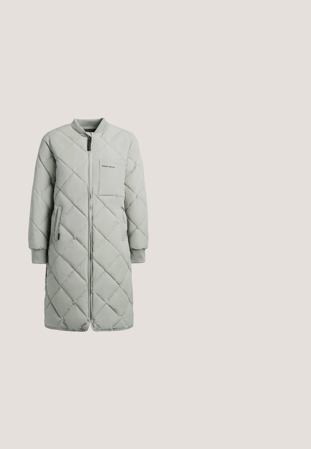 Lysegrå lang quiltet jakke med diagonalt sømmønster, foran lynlås, ribstrikkede manchetter, brystlomme og sidelommer.; Sort oversized T-shirt med korte ærmer og hvide broderede initialer "LM" på brystets midte.; Lys grå skibukser med to frontlommer, plisseret design og sorte nederste accenter. Lavet af slidstærkt, fleksibelt materiale.; Brune læder høj-top sko med en fuzzy tan krave, side lynlås og gummisåle med tekstureret detaljering.; Max Mara DESIGN9 - Solbriller - oro grigio fumo sfumato; Lille beige håndtaske med sort topklap og hank, vist ved siden af en sammenrullet sort regulerbar skulderrem med hvide syninger.
