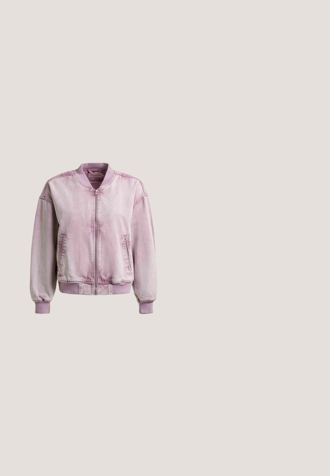 Lichtpaarse denim bomberjack met ritssluiting aan de voorkant, geribde kraag, manchetten, zoom en zijzakken.; Felroze T-shirt met korte mouwen en ronde hals, weergegeven tegen een effen lichtgrijze achtergrond, voorkant zichtbaar.; Lichtblauwe wijde jeans van denim, met een hoge taille, vijf zakken en een zoom met subtiele slijtage.; Lichtbeige sneakers met een gestructureerde stoffen bovenkant, roomkleurige accenten en een rubberen zool. Heeft veters en een verhoogd logo aan de zijkant.; Gele leren handtas met een gebogen silhouet, korte verstelbare band en een vak met ritssluiting. Heeft een subtiel logo aan de voorkant.; Zilveren slangenkettingarmband met een kleine bolvormige bedel en een sluiting met een karabijnsluiting op een witte achtergrond.