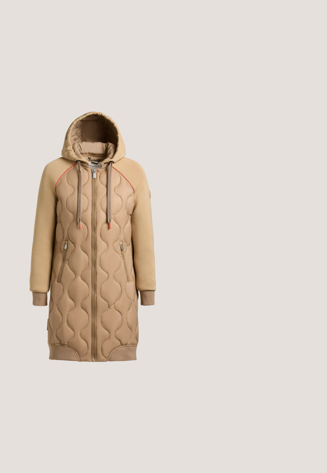 Abrigo largo beige acolchado con capucha, cremallera frontal, bolsillos con cremallera, puños acanalados y cordones con puntas rojas sobre fondo blanco.; Top beige claro con escote redondeado, dobladillo asimétrico y detalle fruncido en un lado. Está hecho de una tela suave y texturizada.; Pantalones cargo beige con cintura ajustable, cuatro bolsillos y detalles de costura. Hechos de una tela ligera con un acabado ligeramente texturizado.; Zapatilla deportiva beige con una parte superior texturizada, acento rosa en el talón y amortiguación de aire visible en la suela. Presenta cordones estándar.; Bolso tote color marrón claro con dos asas, bolsillo frontal con cremallera, compartimentos laterales con cremallera y correa blanca para el hombro desmontable, de la marca "Bimba Y Lola".; Delicado collar de cadena dorada con un pequeño colgante con forma de copa de champán brillante sobre un fondo blanco.