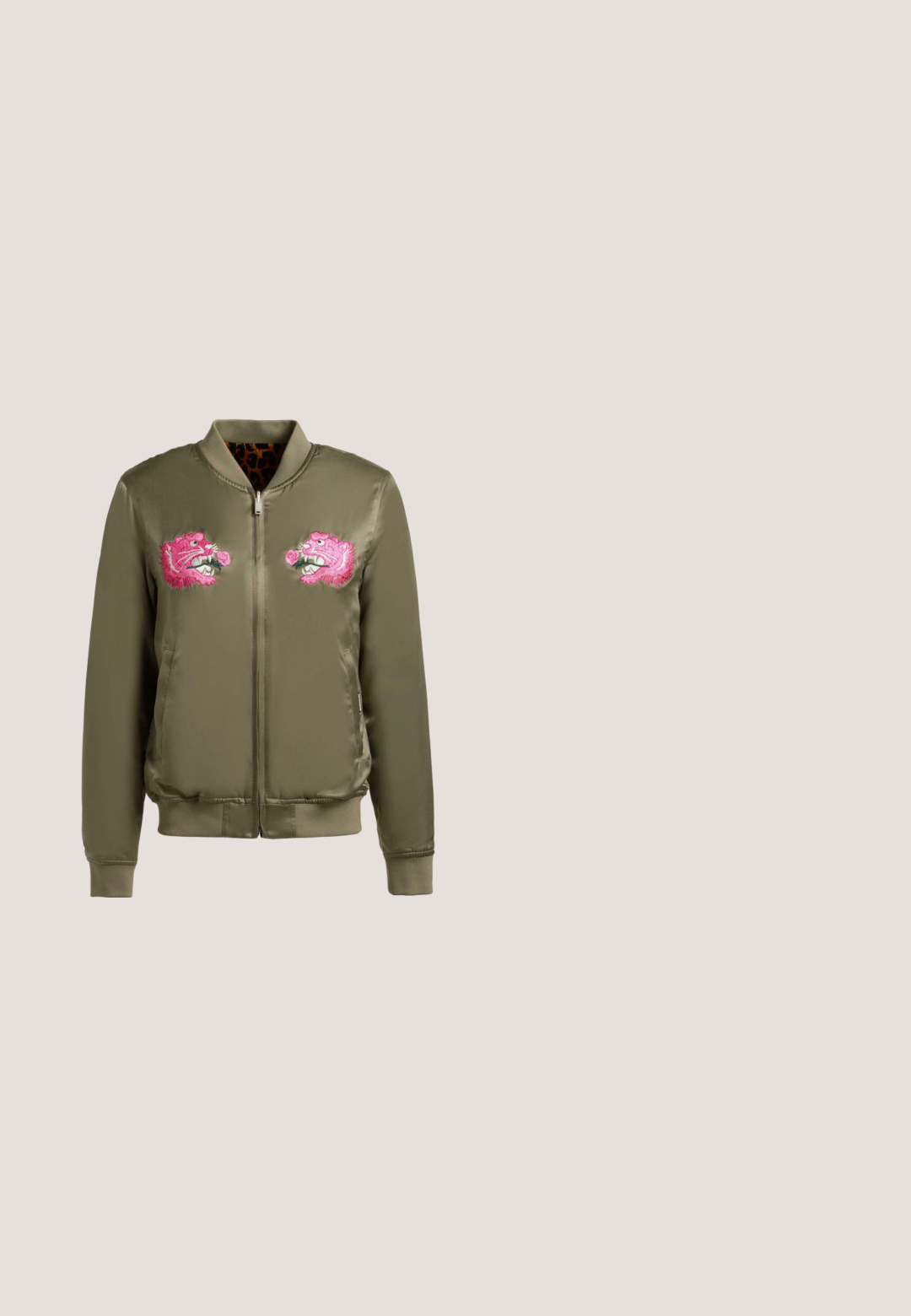 Blouson bomber vert olive avec fermeture éclair à l'avant, poignets et ourlet côtelés, ornée de deux têtes de tigre brodées roses sur la poitrine.; T-shirt noir à manches courtes avec une broderie de perles multicolores formant un motif de feuilles sur le devant et un col rond.; Leggings en simili cuir noir avec une texture lisse, une silhouette ajustée et une large ceinture. Aucune couture ni motif visible.; Bottes noires en cuir à bout pointu, avec des coutures latérales courbées et un petit talon carré. Elles sont dotées d'une fermeture éclair et d'une texture lisse.; Lunettes de soleil carrées avec un motif écaille de tortue, des verres dégradés marron foncé et des branches noires ornées d'accents géométriques. Matériau en polycarbonate.; Sac à bandoulière noir matelassé avec un motif en chevrons, doté d'une fermeture éclair et d'une bandoulière en tissu réglable. Logo visible à l'avant.