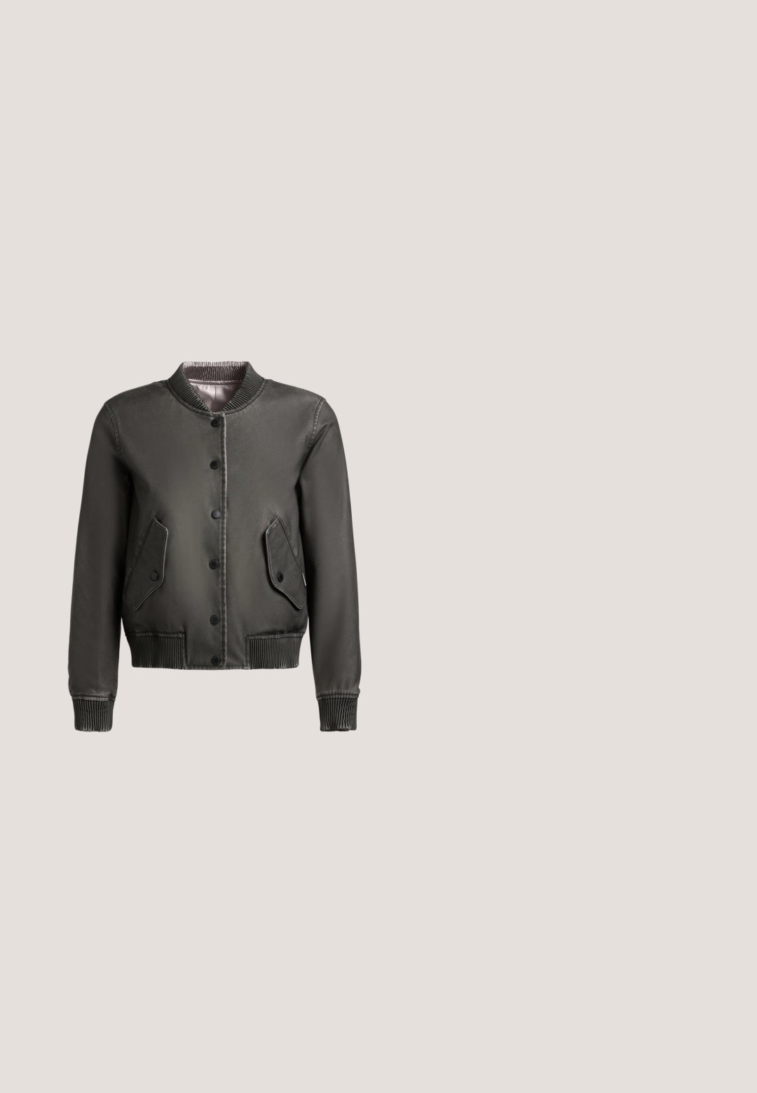 Donkergrijze bomberjack met geribde kraag, manchetten en zoom, drukknoopsluiting aan de voorkant, en schuine klepzakken met knoopsluiting.; Witte katoen cropped t-shirt met verlaagde schouders, voorzien van een textuurprint van de merknaam "Pepe Jeans" in verschillende formaten.; Zwarte spijkerbroek van denim met een rechte snit, vijf zakken en subtiele vervaging. Voorzien van een knoopsluiting en contrasterende stiksels langs de naden.; Zwarte sportschoen met een gestructureerde afwerking, voorzien van een suède zool, geperforeerde neus en vetersluiting. Gouden accent op de hiel.; Grijze schoudertas met verstelbare riem, gestructureerd patroon en metalen Replay-logo op een plaatje aan de voorkant in het midden.; Armband in zilverkleur met een kettingontwerp, voorzien van hartvormige bedeltjes met gegraveerde tekst en één bedeltje versierd met strass-steentjes.