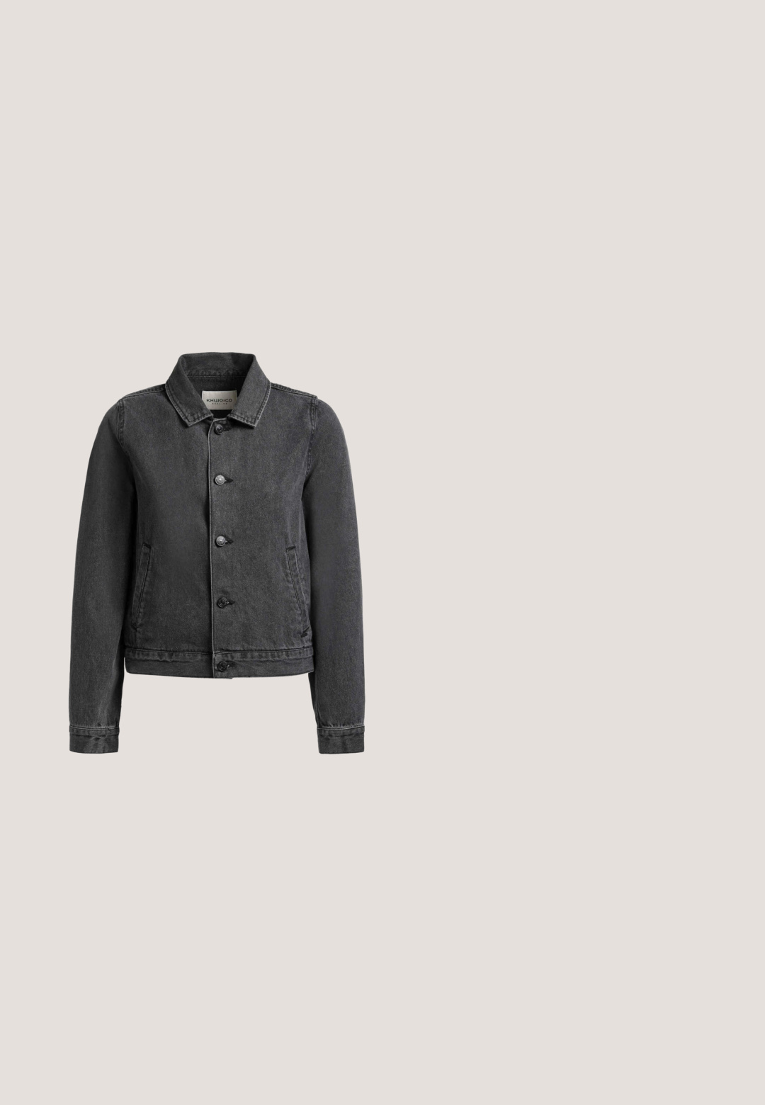 Must teksariidest jakk ees nööpidega sulgur, kahe küljetasku, krae ja pikad varrukad, etikett Khui & Co brändiga.; VILA VIRIL V-NECK KNIT CARDIGAN - NOOS - Kardigan - brown; Faded roheline T-särk, lühikesed varrukad, ümar kaelus, pehme puuvillane materjal, veidi kulunud tekstuur, lõdva istuvusega.; Laiad sinised denim püksid, millel on pleekinud tekstuur, kõrge vöökoht ja viie tasku disain. Omab metallist nööpi ja tõmblukuga sulgemist.; Must Adidas Samba toss paigutatud õhus betoonastmete kohal, millel on tekstureeritud muster, kummist talla ja kuldse logoga.; Mustast nahast õlakott pandlanööriga detailiga, kõverate servade ja kontrastse valge õmblusega tavalise tausta peal.