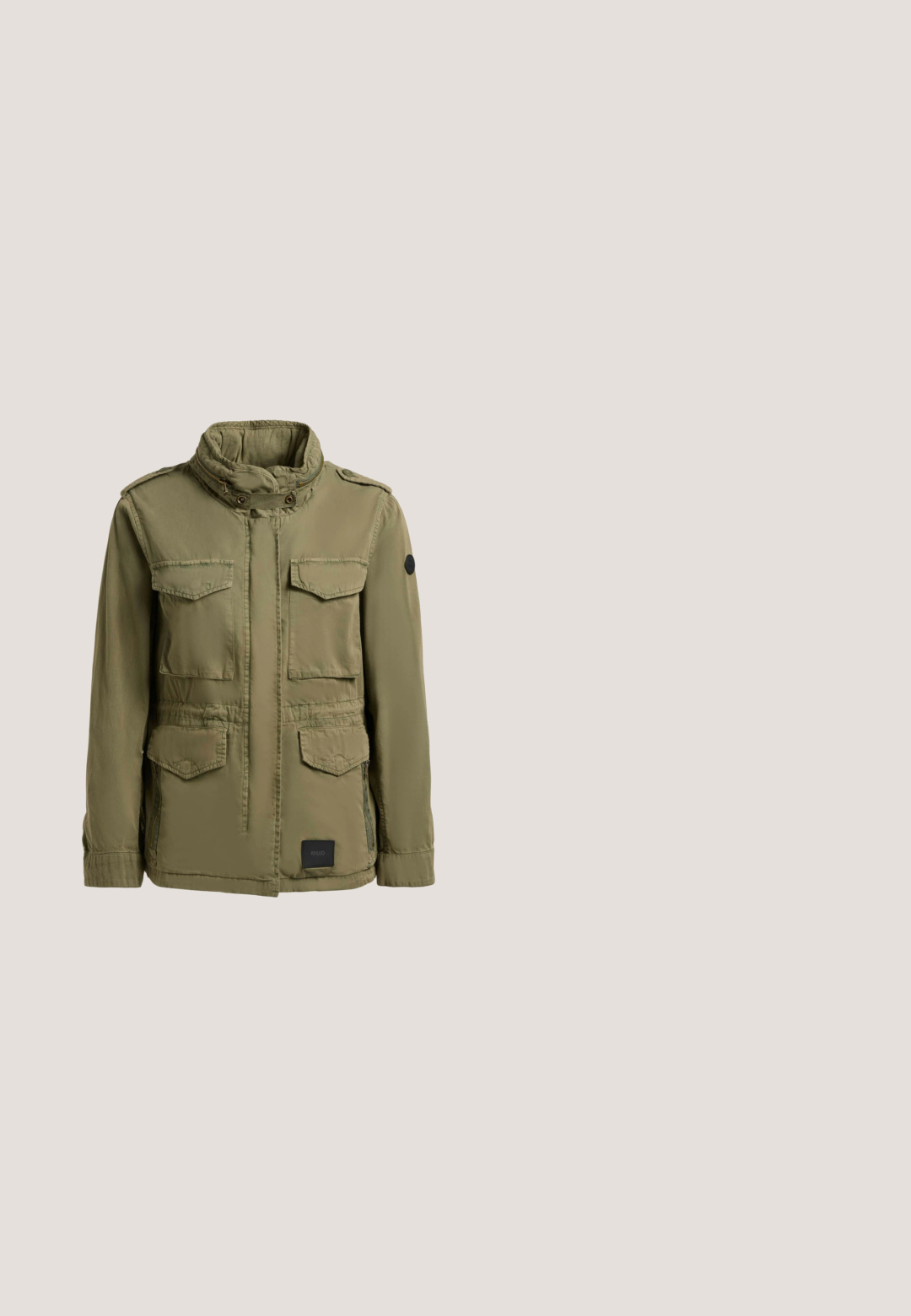 Chaqueta estilo militar de color verde oliva con cuello alto, cuatro bolsillos con solapa, bolsillos laterales con cremallera y hombreras abotonadas.; Chaqueta de forro polar marrón con cuello alto, cierre de media cremallera en la parte delantera y un bolsillo en el pecho; cuenta con una tela texturizada y un logotipo en el frente.; Top de manga larga acanalado en un cálido color naranja, con cuello alto adornado con un borde fruncido y un dobladillo ligeramente curvado.; Pantalones cargo de color verde oliva con puños elásticos, múltiples bolsillos laterales y cierre de botón. Fabricados con una tela suave, presentan un corte relajado.; Botín negro de cuero hasta el tobillo con detalles en tono marrón, punta redonda y cordones trenzados. Presenta una suela de goma gruesa con surcos texturizados.; Pequeño bolso naranja con correa negra para el hombro desmontable, dos asas y cierre frontal de hebilla plateada.