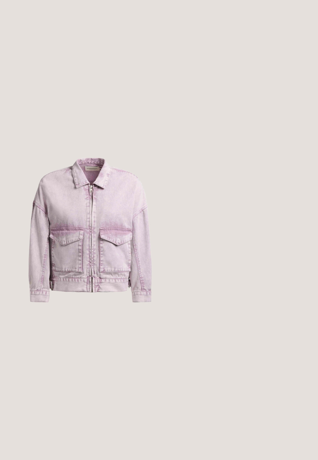 Lichtpaarse spijkerjack met een ritssluiting aan de voorkant, twee grote klepzakken, lange mouwen en een opgevouwen kraag.; Korte roze katoenen T-shirt met een opvallend rood kersenontwerp met groene steeltjes. Klassieke ronde hals en korte mouwen.; Zwarte shorts met een trekkoord aan de taille, met contrasterende lichtpaarse bloem- en bladpatronen op een effen achtergrond.; Lichtroze canvas lage sneaker met witte rubberen neus, gestructureerde zool en zwarte streepaccenten op het plateau en de rand. Zes veterogen.; Schoudertas van stof met luipaardprint, met een brede, asymmetrische vorm, textuur oppervlak en een enkele, gewatteerde schouderband.; Witte parelketting met zilverkleurige metalen kettingen en bedels, waaronder een druppelvormige parel en een sterpendant, met een kreeftsluiting.