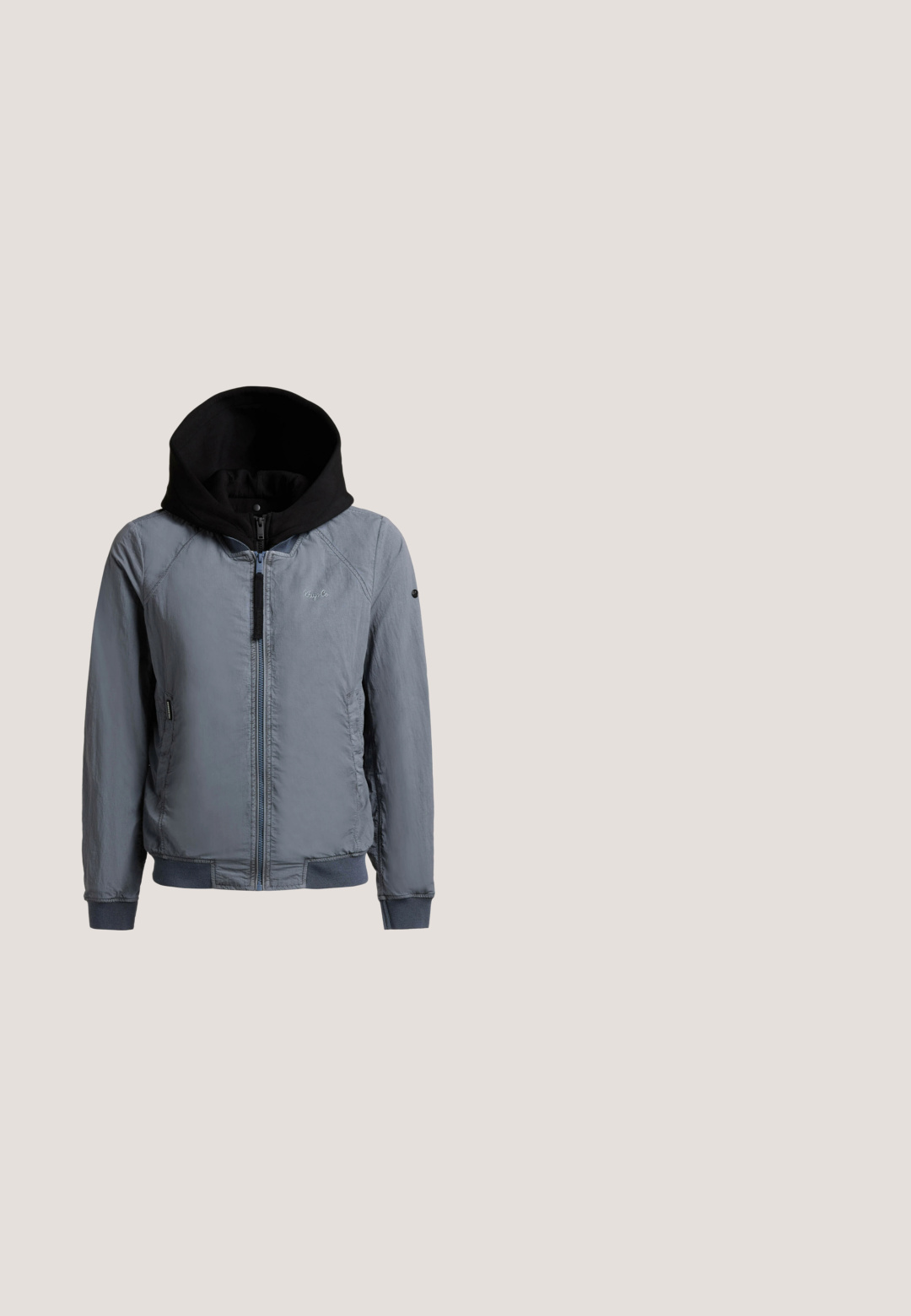 Chaqueta azul con cremallera, capucha negra, puños y dobladillo acanalados, bolsillos delanteros y pequeño logo en el pecho y la manga.; Sudadera con capucha y cremallera en gris claro, con bolsillos delanteros, capucha con cordón y puños y dobladillo acanalados, mostrada sobre un fondo blanco.; Top sin mangas negro fabricado en algodón, con un escote redondeado, logo en rosa claro en el pecho y acentos de costura blanca.; Pantalones deportivos gris claro con cintura ajustable con cordón y logo negro estampado en la parte superior del muslo izquierdo, corte recto en la pierna.; LASCANA LASCANA SNEAKER - Zapatillas - schwarz; Bolsa tote de malla negra con dos asas y un bolsillo frontal con cremallera que presenta el nombre de la marca "Blauer USA" en letras en relieve.