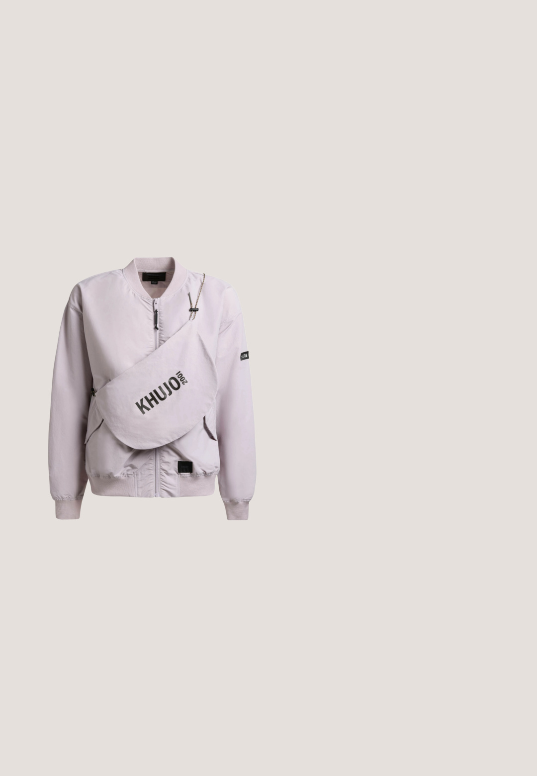 Hellviolette Bomberjacke mit Frontreißverschluss und passender Umhängetasche, bedruckt mit "KHUJO 2001" in schwarzen Buchstaben.; Rosa-weiß gestreiftes T-Shirt mit kurzen Ärmeln, pinkem Kragen und dem Schriftzug „COLOUR FIL REBEL“ oben auf der linken Brustseite.; Helle blaue Jogginghosen aus weichem Material mit glatter Textur, schmal zulaufenden Beinen und einem dezenten Logoakzent an der Seite.; Blaue Leinenschuhe mit einer strukturierten Oberseite, weißer Gummisohle, weißen Schnürsenkeln und silbernen Ösen. Verfügt über ein einzigartiges, erhabenes Streifenmuster auf der Sohle.; Blaue, halbmondförmige Handtasche mit gerafftem Schulterriemen und Reißverschluss, kleines Logo "GOT BAG" nahe der unteren Mitte.; Silberohrringe mit einer verlängerten ovalen Form, die durch ineinander verschlungene rechteckige Akzente ergänzt werden. Sie haben eine polierte Metalloberfläche und eine glatte Textur.