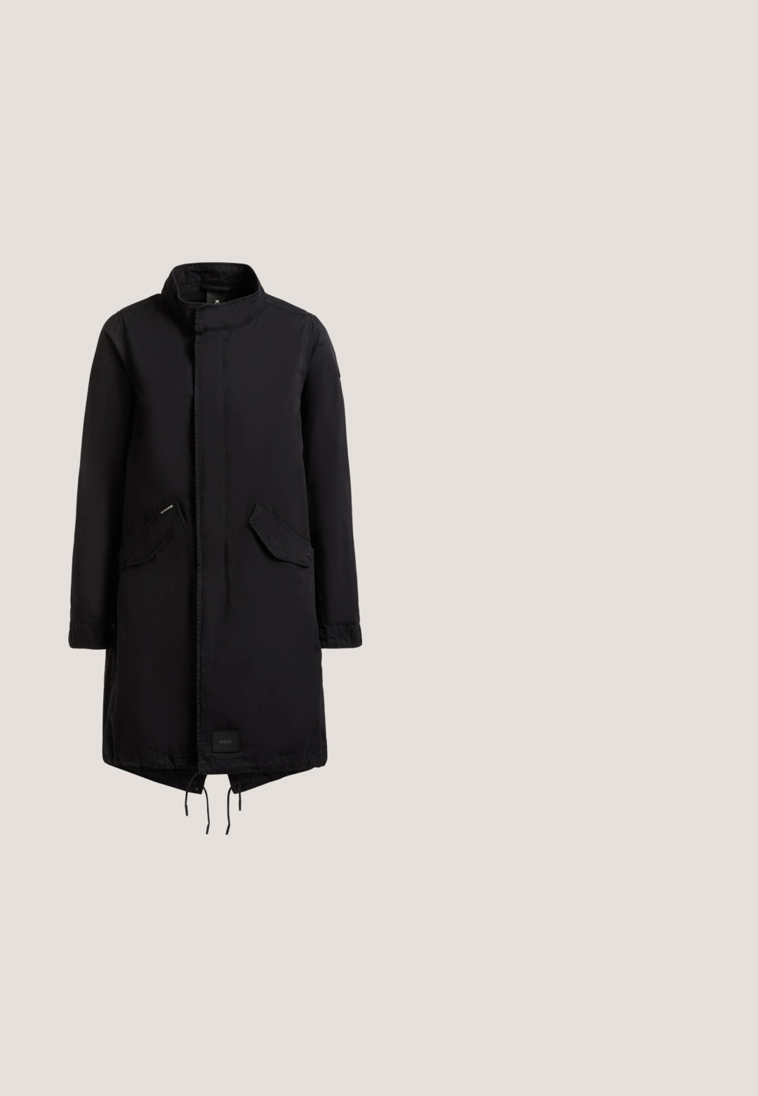 Schwarzer langer Mantel mit hohem Kragen, Klappentaschen, verdecktem Vorderverschluss und verstellbaren Kordelzügen am unteren Saum.; Hellgraue Zip-Hoodie mit Kapuze, die über ein Kabelstrickmuster, gerippte Säume und Bündchen sowie eine glatte Textur verfügt. Perfekt zum Layering.; Schwarzes T-Shirt mit kurzen Ärmeln aus Baumwolle, ausgestattet mit einem Rundhalsausschnitt und einer geraden Passform. Etikett am Hals sichtbar.; Schwarze Jeans aus Denim mit lockerer Passform, fünf Taschen, Knopfverschluss und subtilen Ausbleichungen für Struktur.; Schwarze Kampfstiefel mit einem strukturierten Synthetik-Obermaterial, metallischen Ösen und dicken, gerippten Plateausohlen. Verfügt über eine Schnürung.; Schwarze Textilhandtasche mit zwei oberen Griffen, Reißverschlussfach auf der Vorderseite und abnehmbarem Schulterriemen. Verfügt über silberne Reißverschlüsse und Logodetails.