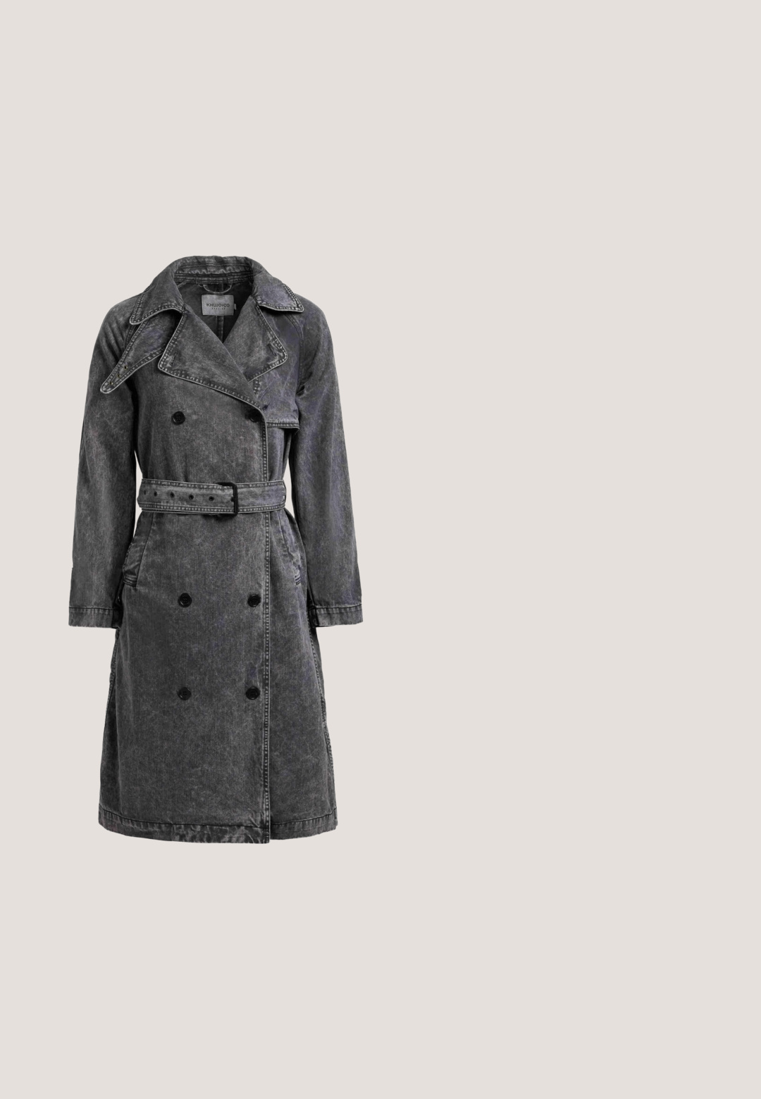 Dunkelgrauer, zweireihiger Trenchcoat mit breiten Revers, tailliertem Gürtel, langen Ärmeln und aufgesetzten Taschen, gefertigt aus gewaschenem Denim-Stoff.; Schwarzer gestrickter Pullover mit weitem geripptem Bootsausschnitt, gerippten Schultern, Bündchen und Saum, flach auf weißem Hintergrund dargestellt.; Beige geripptes Tanktop mit marineblauem Streifenbesatz am Halsausschnitt und den Armausschnitten. Hat ein sauberes Design und eine weiche Textur.; Blaue Jeans mit geradem Bein, vorne Knopf und Reißverschluss, Gürtelschlaufen und Fünf-Taschen-Design.; Schwarzer Leder-Muleschuh mit spitz zulaufender Zehenpartie und niedrigem Blockabsatz, Seitenansicht auf weißem Hintergrund.; Schwarze Leder-Duffelbag mit Doppelgriffen und kleinem goldenem Markenlogo mittig auf der Vorderseite.