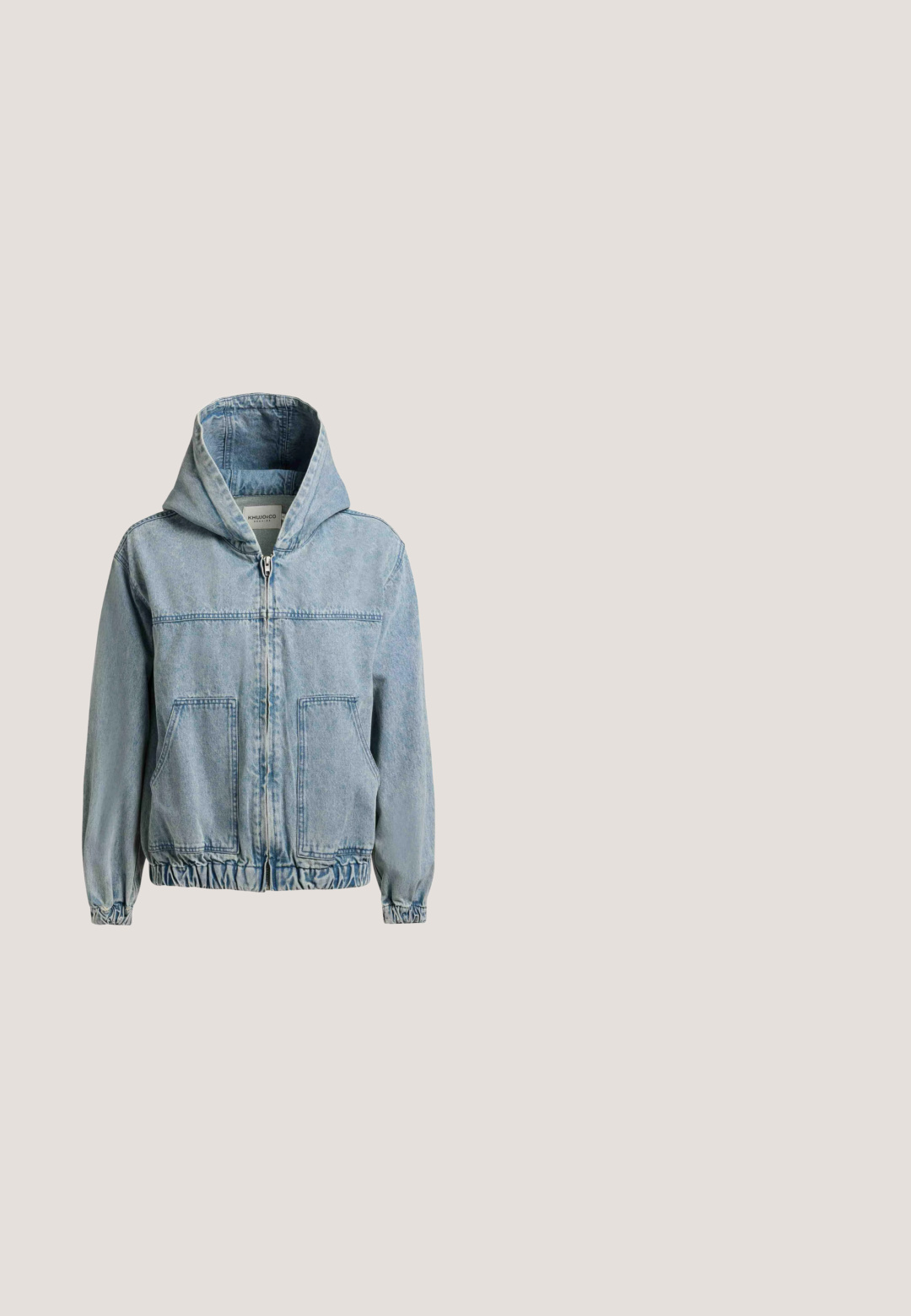 Lichtblauwe spijkerjas met capuchon, voorrits, twee grote voorzakken en elastische manchetten en zoom.; Marineblauw cropped t-shirt met een grote schedelafbeelding en kleurrijke rozen, een soepele textuur en een ronde halslijn.; Donkerdenimrok met een getailleerde taille en een verzamelde, puffy geplooide onderkant. Voorzien van voorzakken en een metalen knoopsluiting.; Cowboylaars in blauwe denim, met gouden borduursels, een spitse neus en een gestapelde houten hak. Gelaagd stof en rafelige bovenrand details.; Denim schoudertas met verstelbare riem, zilveren hardware, gespsluiting aan de voorkant en marineblauwe bloemaccent. Merklogo zichtbaar.; Blauwe denimketting met verstelbare koord en een grote bloemvormige stoffen versiering, versierd met kleine parelachtige kraaltjes.