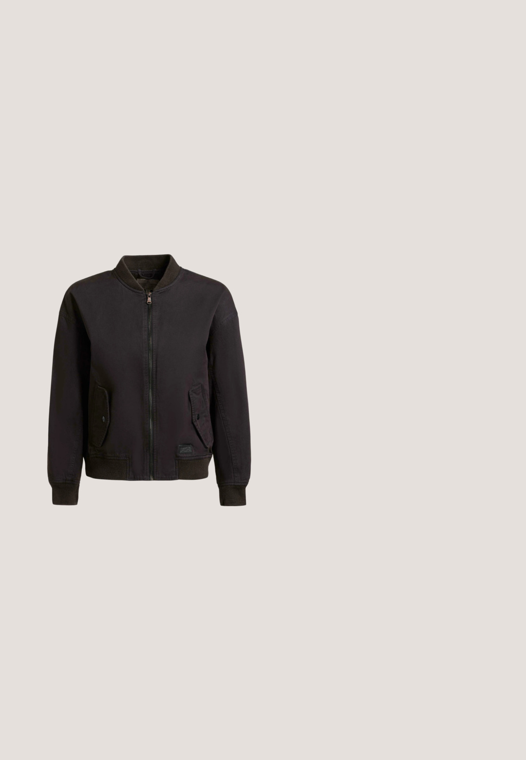 Blouson aviateur noir avec fermeture éclair avant, deux poches à rabat boutonnées, col, poignets et ourlet en maille côtelée, présenté sur fond blanc.; Chemise à manches longues à carreaux rouges et blancs, avec un col, dotée d'un petit logo brodé et d'un ourlet arrondi.; Jean droit bleu foncé avec bouton à l'avant, fermeture éclair et poches visibles, présenté sur un fond clair uni.; Chaussures plates bordeaux en cuir crocodile synthétique avec un bout pointu et un talon minimal, présentant un petit détail de boucle à l'arrière.; Sac à main en daim marron en forme de croissant avec une courte chaîne argentée et une fermeture éclair au centre supérieur.; Bracelet en cordon rouge présentant un petit charme en étoile dorée au centre. Le cordon est ajustable pour personnaliser la taille.