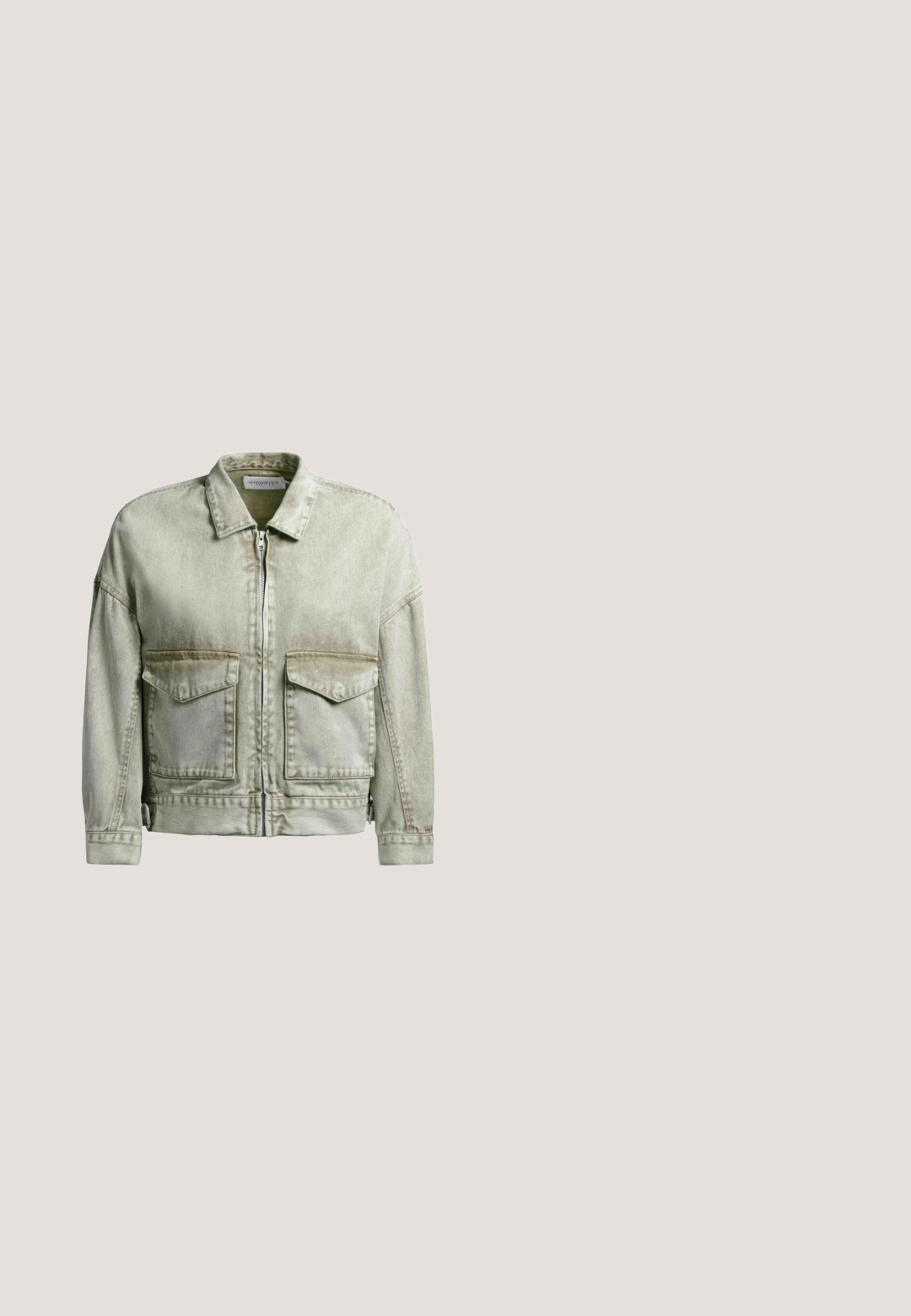 khujo Spijkerjas - seagreen; Korte mouw top in lichtblauw en beige met bloemenpatroon. Soepele stof, ruime pasvorm, ronde halslijn en verlaagde schouders.; Blauwe denim jeans met een rechte pijp, vijf zakken en een knoopsluiting op de taille. Vervaagde afwerking met subtiele textuur.; Witte sneaker met iriserende accenten, zilveren details, geperforeerde panelen en een gegarneerde hak. Voorzien van witte veters en een rubberen zool.; Lichtgrijze leren crossbodytas met verstelbare riem, voorvak met rits en gouden "LASOCKI"-logo op een gladde, gestructureerde oppervlakte.; Zilveren ketting met een afwisseling van witte parels en stervormige accenten, voorzien van een sluiting en een verstelbare kettinglengte.