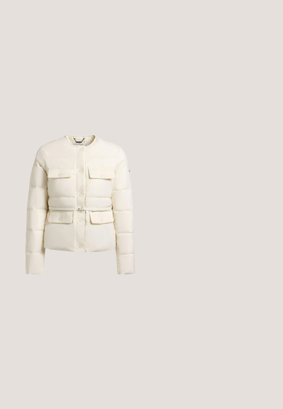 Veste matelassée de couleur crème avec boutons-pression, quatre poches à rabat, col rond et ceinture fine à la taille, présentée sur un fond blanc.; Haut à manches longues bleu avec un design en ribbed texturé. Présente un col rond et une coupe décontractée, fabriqué à partir d'un tissu doux.; Jean denim bleu taille haute à jambes larges, avec bouton à l'avant, fermeture éclair et design à cinq poches.; Mocassin en daim beige avec un design découpé et un détail de boucle. Semelle plate et accents cousus, avec une marque sur le côté.; Sac à main en cuir beige à texture lisse, doté d'une longue sangle courbée et d'un charm en or. Fermeture éclair en haut et détail du logo visible.; Collier à trois couches en or rose, avec un pendentif rectangulaire élégant. Les chaînes varient en texture, incluant un design fin et lisse.