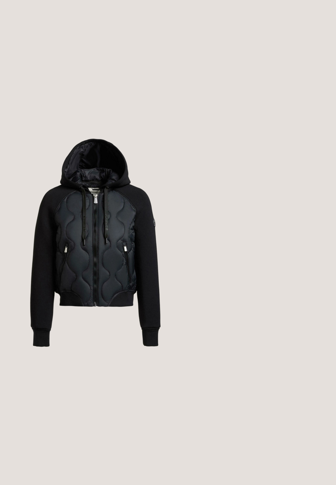 Sort hættejakke med lynlås, quiltet frontpanel, glatte ærmer, to lynlåslommer og justerbar hætte med snøre.; Sort kortærmet T-shirt lavet af bomuld med et grafisk design med "GUESS CALIFORNIA" og "LA" i hvidt med stjerneaccenter.; Sorte joggerbukser med elastisk talje og snøre, med mørkt tekstmotiv på højre ben og ribkant nederst ved anklerne.; Sort sneakers med mesh-overdel, glinsende detaljer, guldfarvet hardware, tekstureret sål og polstret krave for komfort.; Sort tote taske med grå "Pepe Jeans" logo-mønster, lavet af stof, med to robuste håndtag og en trykknaplukning.; Sølv øreringe med et rundt design, prydet med klare rhinsten omkring et udsnit af logoet i midten. Glat metaloverflade.