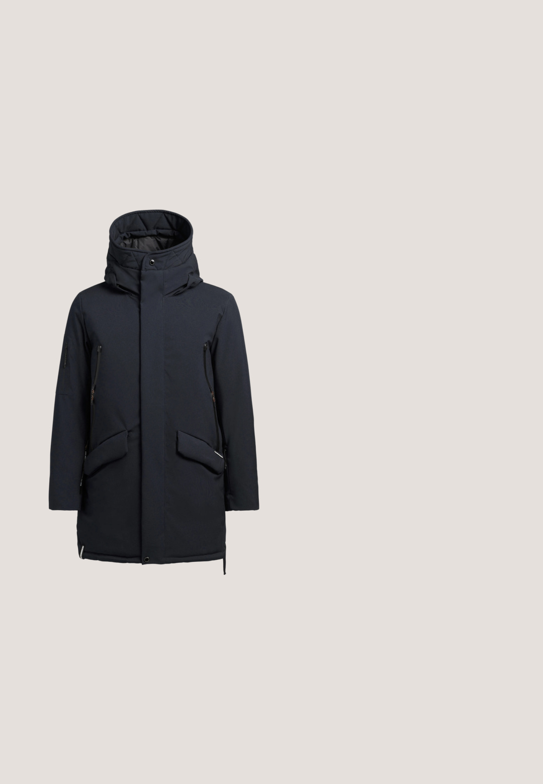 khujo CARL - Vinterfrakke - dunkelblau; Mørkeblå langærmet pullover med halv lynlås i kraven og ribbede manchetter og kant.; Marineblå langærmet poloshirt med krave, to hvide knapper og en lille logomærkat i bunden af kanten på en ensfarvet baggrund.; Mørk marineblå bukser med lige ben, bæltestropper, forreste knaplukning og synlige sømdetaljer på en hvid baggrund.; Mørkeblå ankelhøje sko med et struktureret stofoverdel, elastiske snørebånd og en spottet hvid mellemsåler. Har forstærkede tæer og hæle.; Rektangulær rejsetaske i marineblå med to korte håndtag og en justerbar skulderrem, sat mod en hvid baggrund.
