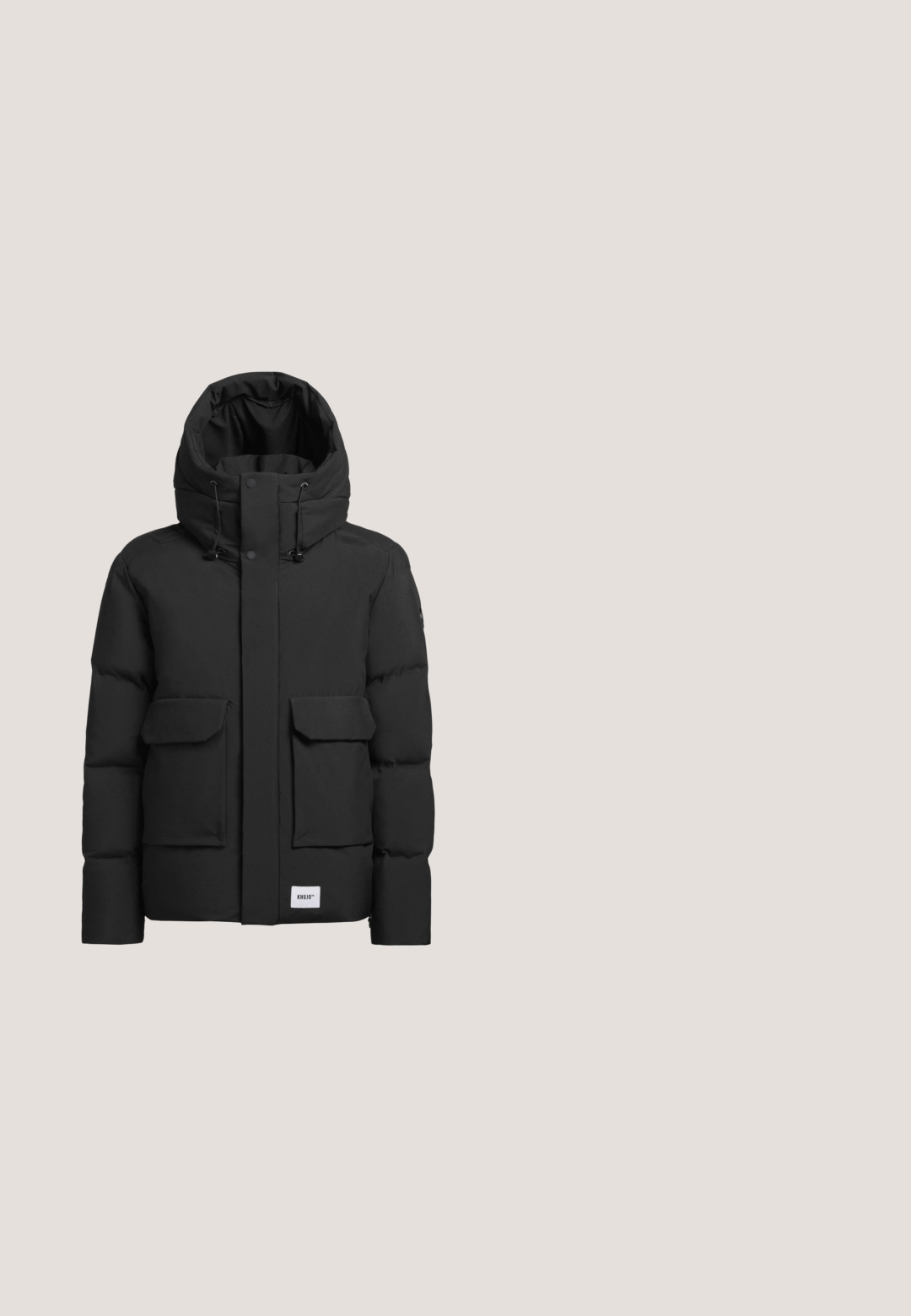 khujo HINTO - Vinterjakker - schwarz; Sort pullover hoodie med hvide snore, frontlommesk kangaroo-type, ribbede manchetter og et lille brunt firkantet logo-patch på brystet.; Sort kortærmet t-shirt lavet af bomuld med rund halsudskæring og et lille geometrisk logo på venstre brystområde.; Sorte fløjl bukser med elastisk talje, vid ben design og blødt tekstureret stof. Ingen synlige lukninger eller lommer.; Sort vandrestøvle lavet af læder og mesh, med polstret krave, snørebånd foran, gummisål med godt greb og prægede logo.; Sort messenger taske lavet af holdbart stof, med lynlåslukning, justerbar rem og en frontlomme med flad design.