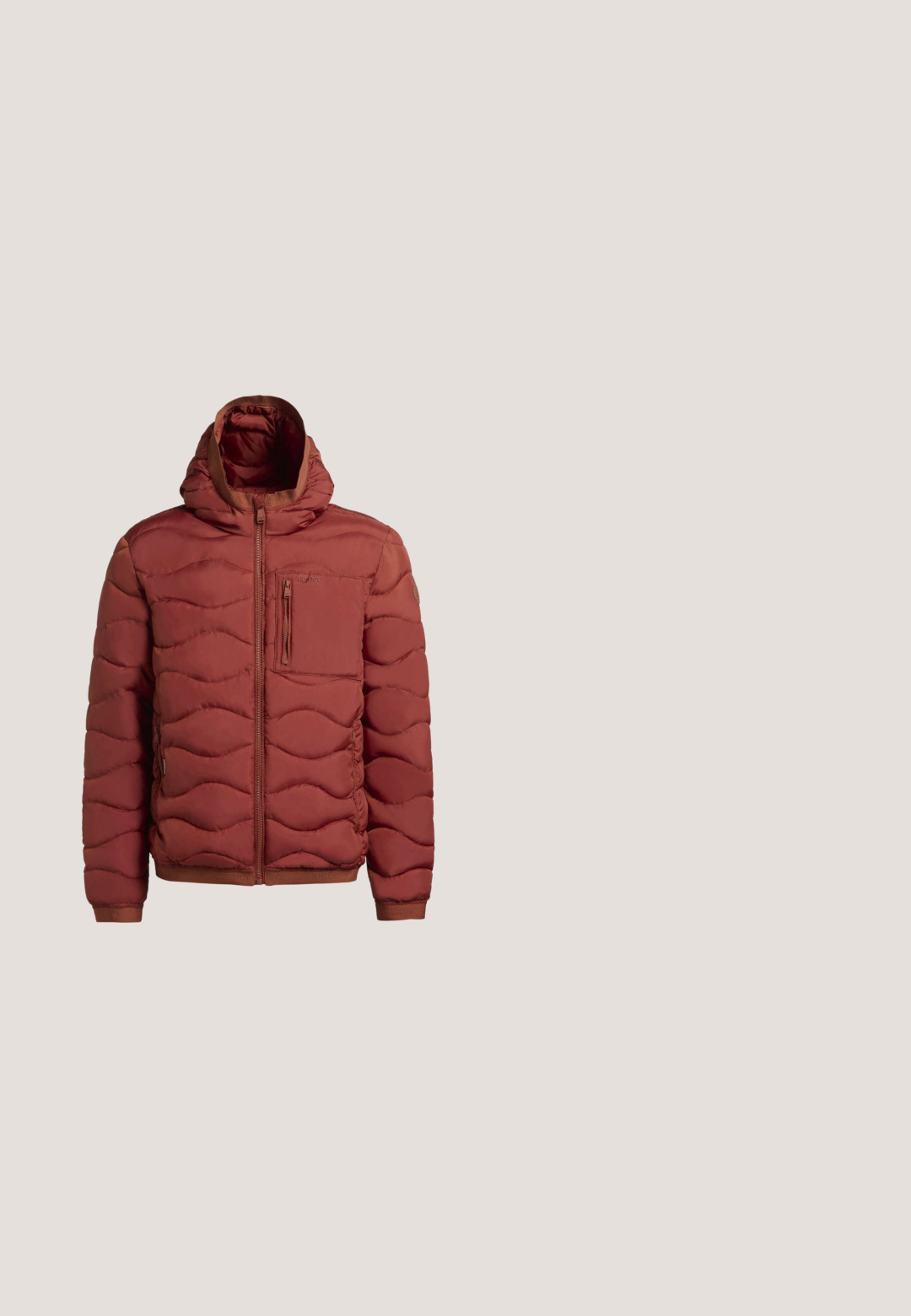 Veste matelassée rouge avec capuche, dotée d'une fermeture éclair, d'un motif en vagues à la surface et d'accents cousus. Comprend une poche poitrine.; Sweatshirt zippé rouge avec col montant, poignets et ourlet côtelés. Texture tricotée, avec un petit accent en cuir près de la fermeture éclair.; T-shirt rouge uni à manches courtes et col rond avec un petit logo discret en haut à gauche de la poitrine sur fond blanc.; Pantalon rouge pour homme coupe ajustée avec poches latérales et ceinture en cuir marron avec boucle argentée, présenté sur un fond blanc.; Pepe Jeans BRIT COLORS - Baskets basses - caramel/beige; Sac à dos en cuir marron avec deux poches avant, une zippée et une à rabat, avec une étiquette « THE BRIDGE » sur la poche supérieure.