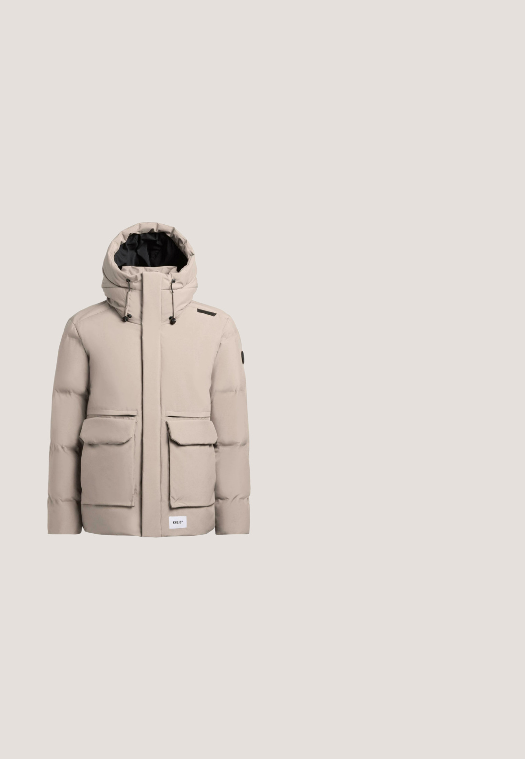 Lys beige isoleret jakke med hætte, to forlommer og lynlås foran. Har en sort indvendig og detaljer ved skuldrene.; Brun og sort stribet langærmet sweater med rund hals, ribbet tekstur og lige kant. Fremstillet af blødt, strikket materiale.; Lys beige langærmet skjorte med knapper, lavet af bomuld, med spidse kraver og et lille broderet logo på venstre bryst.; Sorte denimjeans med lige ben, fem-lomme design og metalknaplukning i taljen. Glat tekstur, ingen synlige mønstre.; Sorte læder ankelstøvler med rund tå, snørebåndsdesign og gummisål. Har en glat tekstur og en minimalistisk stil.; Sorte solbriller med en tyk, rektangulær stel. Linserne er mørke. Stængerne har metalliske detaljer med et slangehudsmønster.