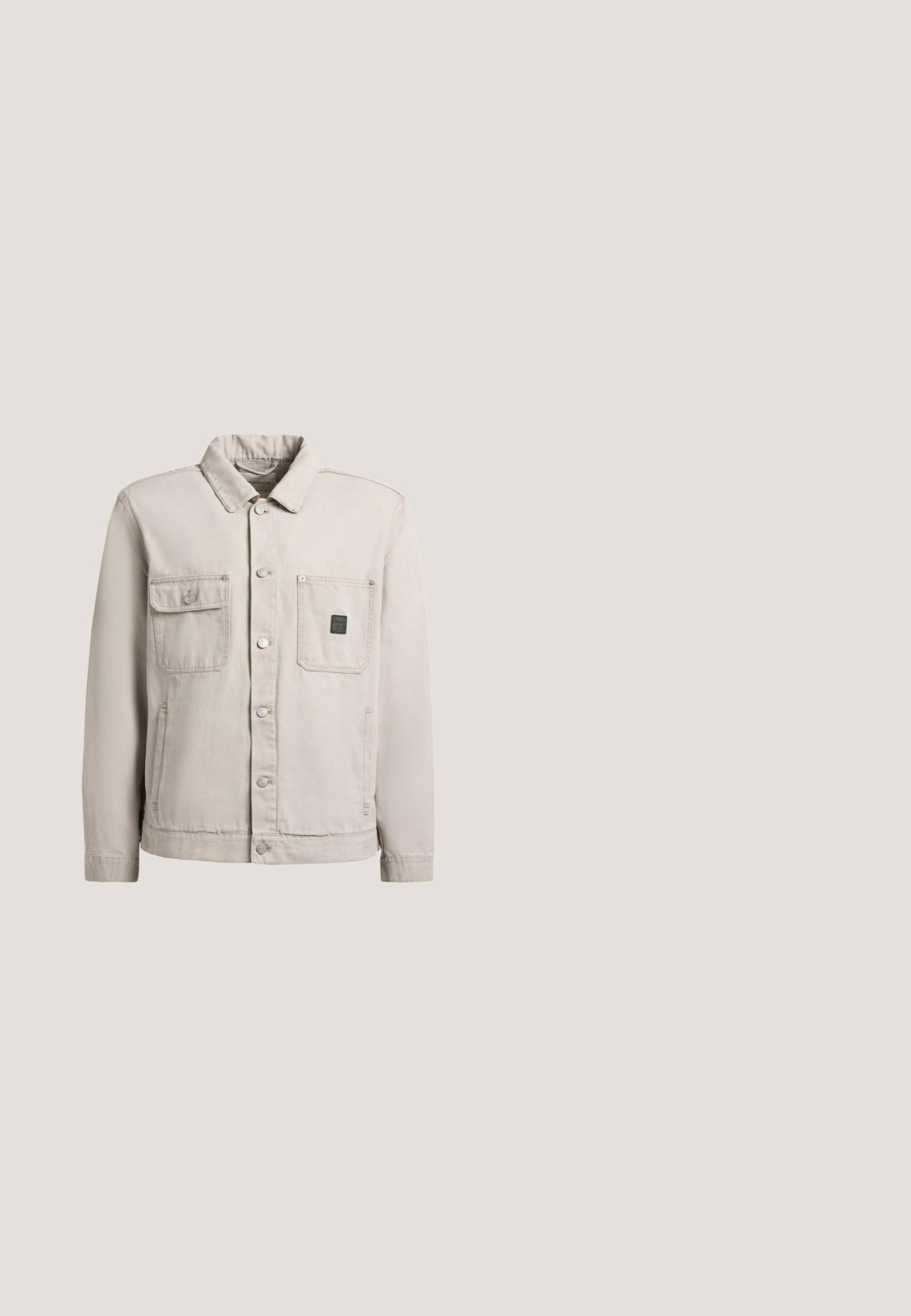 Lichtbeige jasje met knoopsluiting en kraag, twee borstzakken—één met klep en knoop, de ander met een logopatch—en zijzakken.; Zwarte pullover met lange mouwen en een halve ritssluiting bij de kraag, met een geribbelde structuur en een wit "BOSS"-logo op de borst. Zachte stofafwerking.; Witte katoenen t-shirt met een blauw rechthoekig logo met "calvin klein" en "new york city" in witte tekst op de voorkant. Klassieke pasvorm.; Lichtgrijze wijde jeans met steekzakken aan de voorkant, riemlussen en een sluiting met knoop en rits.; Beige suède enkellaarsjes met zwarte rubberen zool, vetersluiting en een klein logo dat aan de zijkant is gedrukt, voorzien van een trekloop aan de achterkant.; Zwarte nylon crossbodytas met een rechthoekige vorm en een structuur, voorzien van een voorvak met rits en een metalen logo-plaatje. Inclusief verstelbare riem.