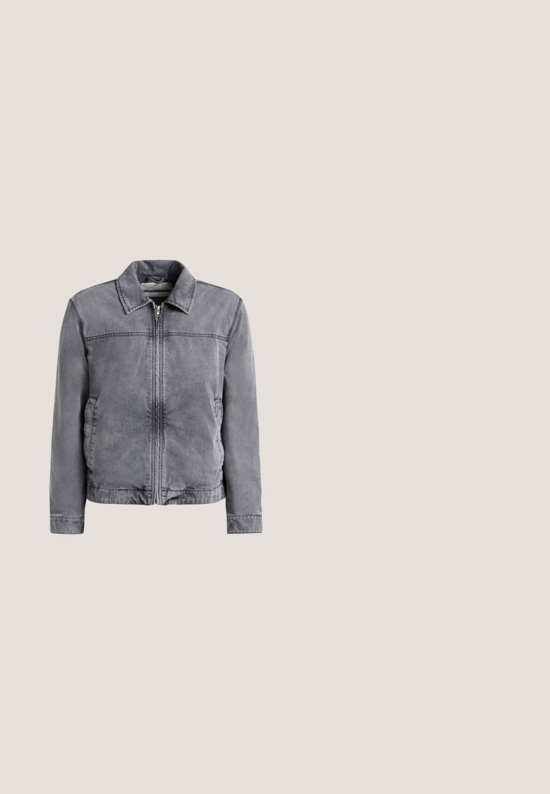 Graue legere Reißverschlussjacke mit klassischem Kragen, langen Ärmeln und Seitentaschen, gefertigt aus einem weichen, leicht ausgewaschenen Stoff.; Schwarzes Baumwoll-Polohemd mit einem Kragen mit drei Knöpfen, kurzen Ärmeln und einem dezenten Logo auf der linken Brust. Strukturierte Stoffoberfläche.; Dunkelblaue Denim-Shorts mit umgeschlagenen Säumen, mit Fronttaschen, einem Knopfverschluss und einem Markenetikett auf der Gesäßtasche.; Schwarze Leder-Ankle-Boots mit runder Zehenpartie, strukturiertem Kragen, flachen Schnürsenkeln, Gummisohle und orangefarbigen Tag-Details. Genähte Akzente entlang der Kante.; Schwarze rechteckige Sonnenbrille mit dunklen Gläsern und dezent gebogenen Bügeln, die auf einer hellgrauen Oberfläche liegen.; Schwarze Umhängetasche aus strapazierfähigem Stoff, mit Klappenverschluss, verstellbarem Tragegurt mit Branding und rechteckiger Form.
